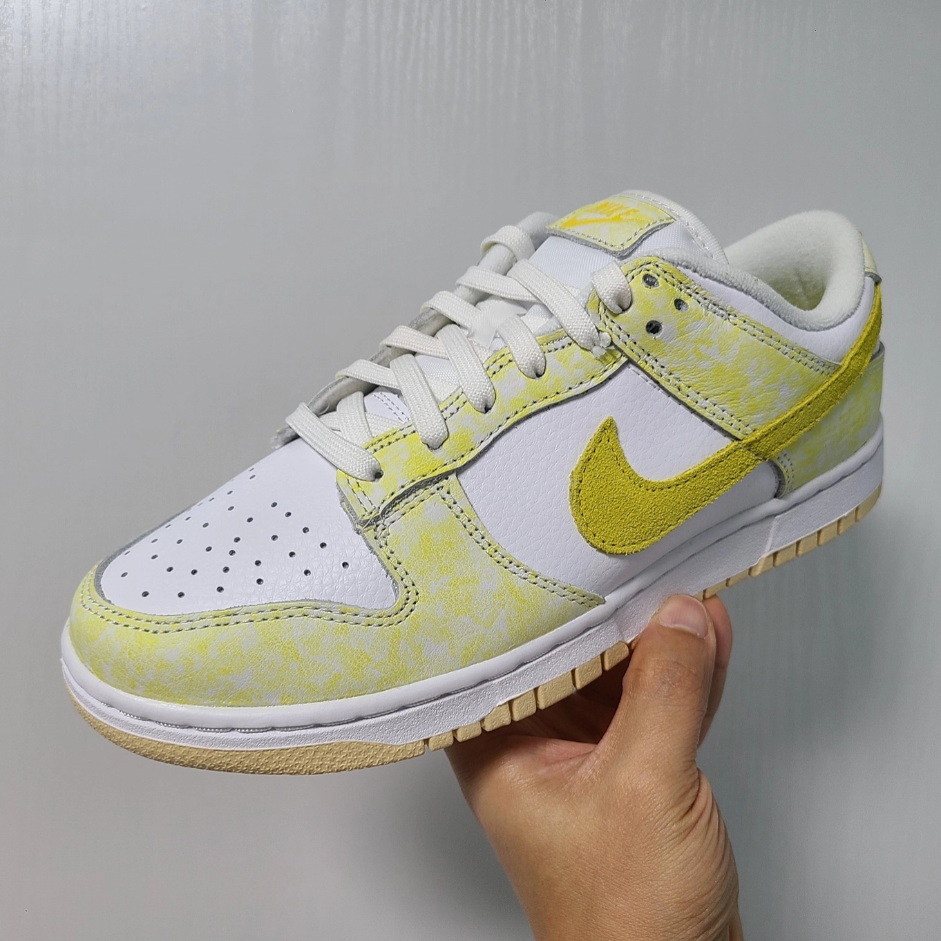 (W) Nike Dunk Low Yellow Strike 착용 스타일 - 1