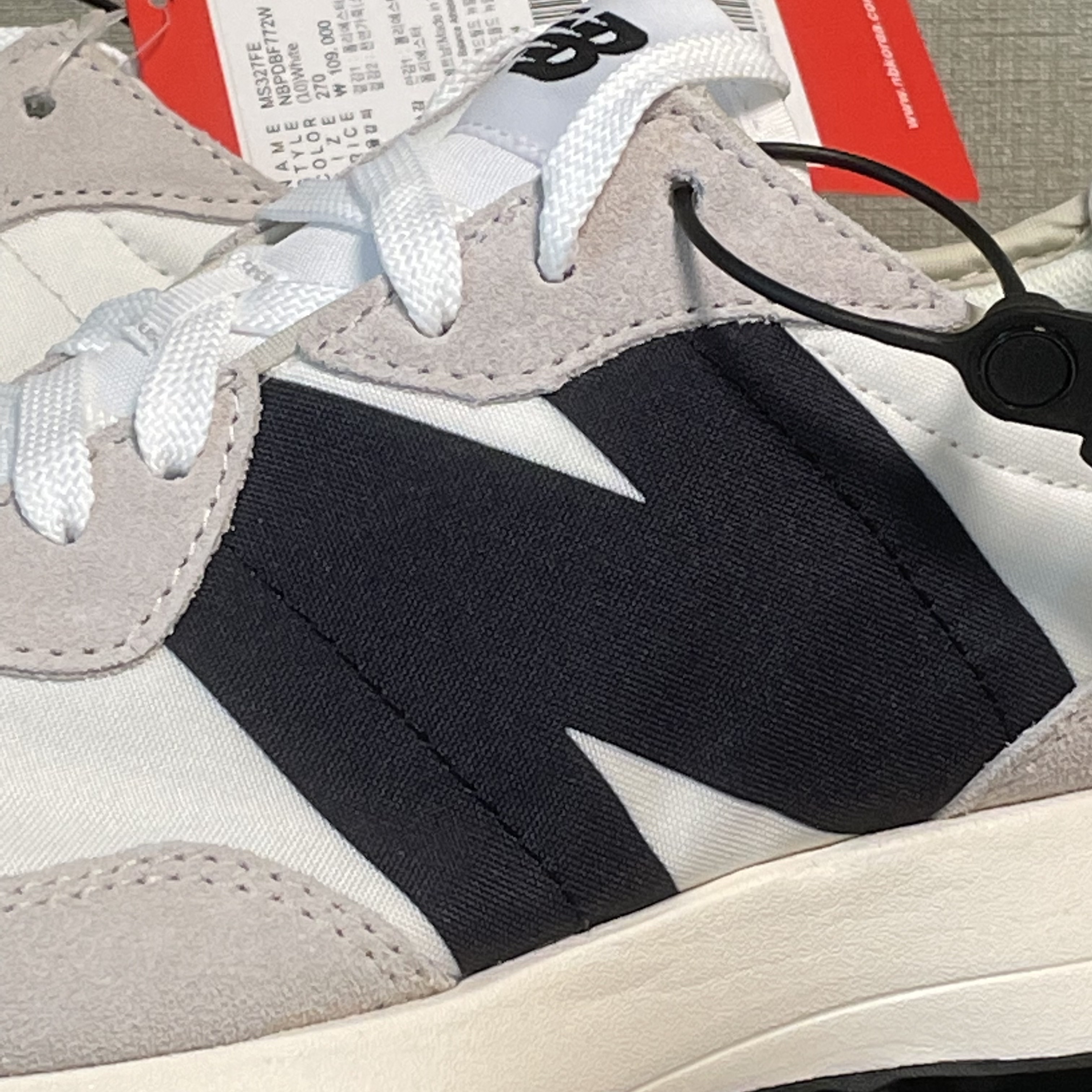 New Balance 327 White Black 착용 스타일 - 1