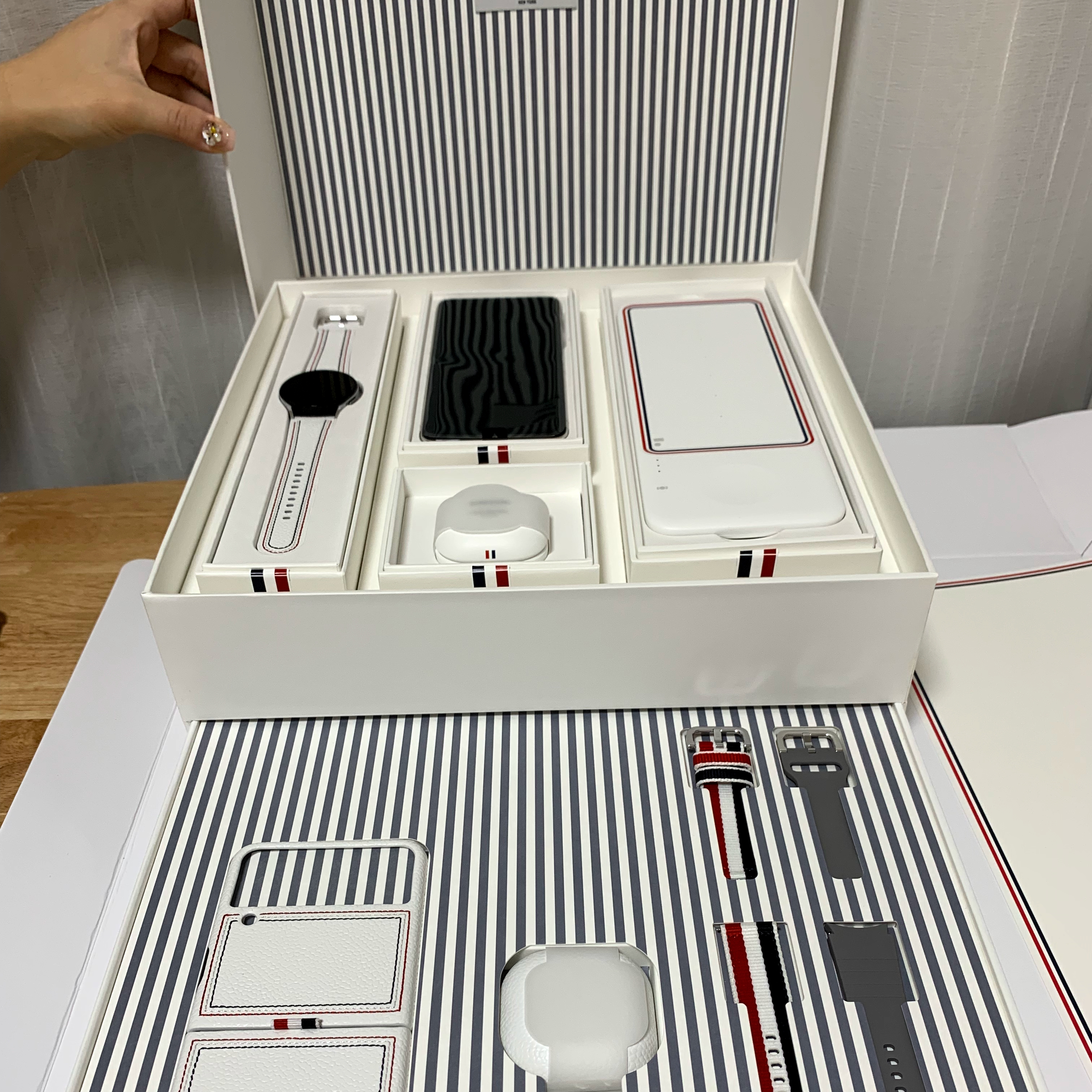 Samsung Galaxy Z Flip3 Thom Browne Edition (Korean Ver.) 착용 스타일 - 2