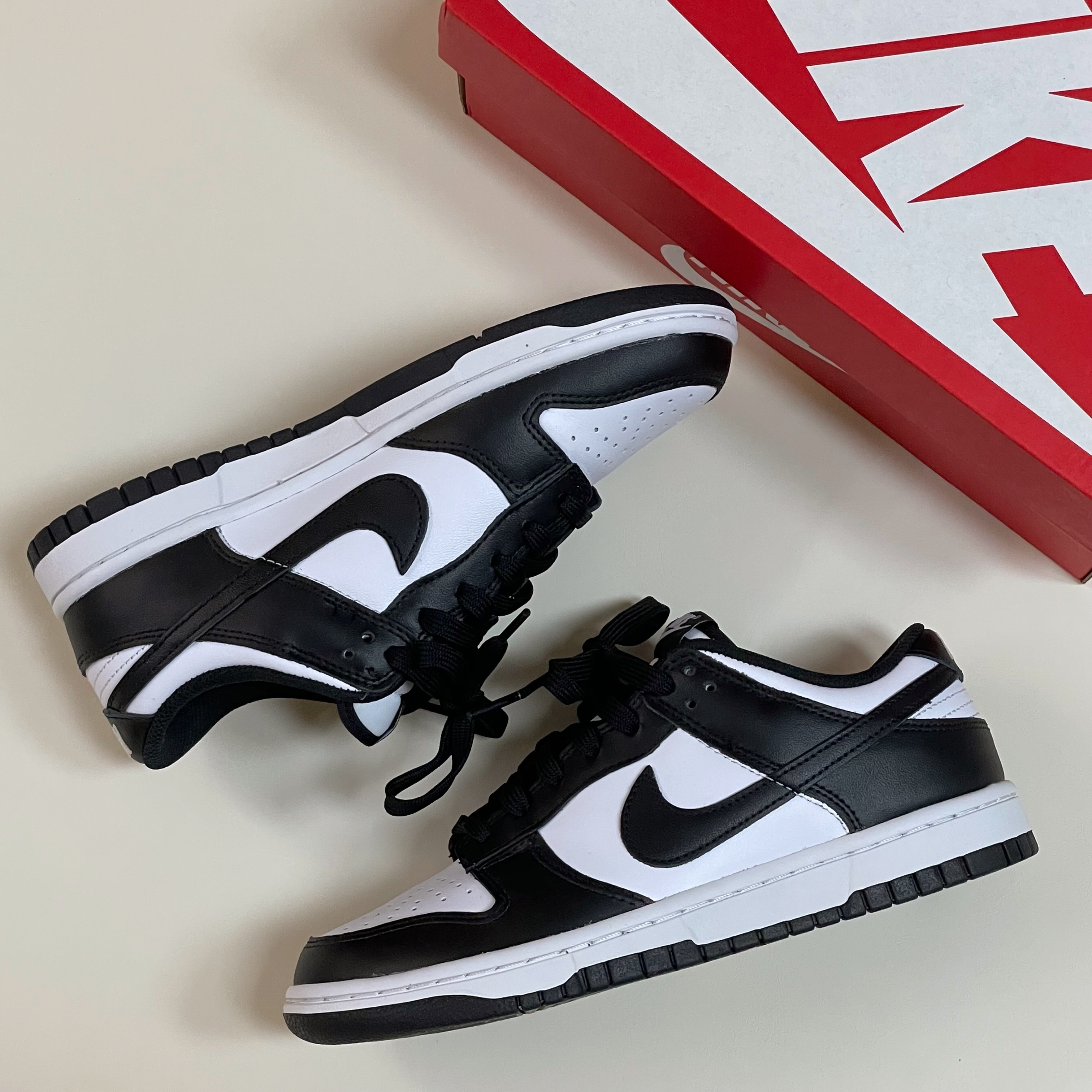 (W) Nike Dunk Low Black 착용 스타일 - 1