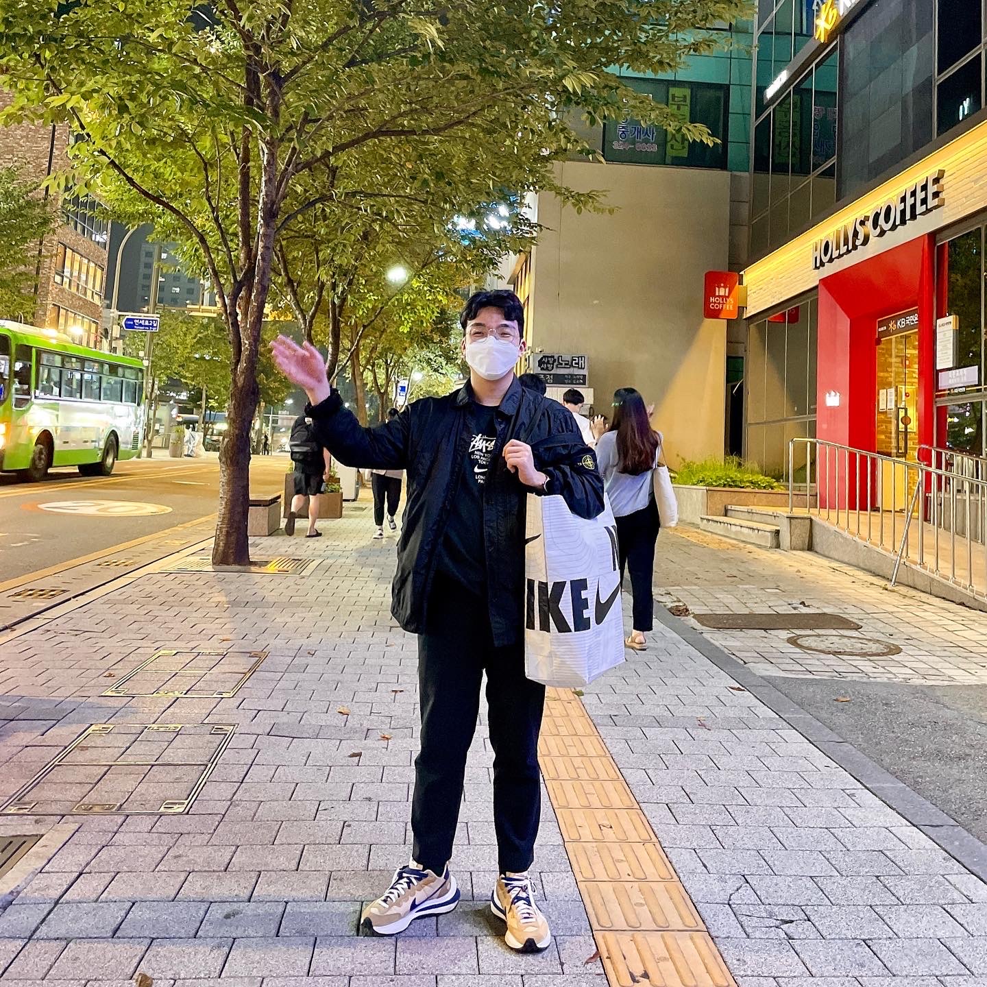 Nike x Sacai VaporWaffle Sesame and Blue Void 착용 스타일