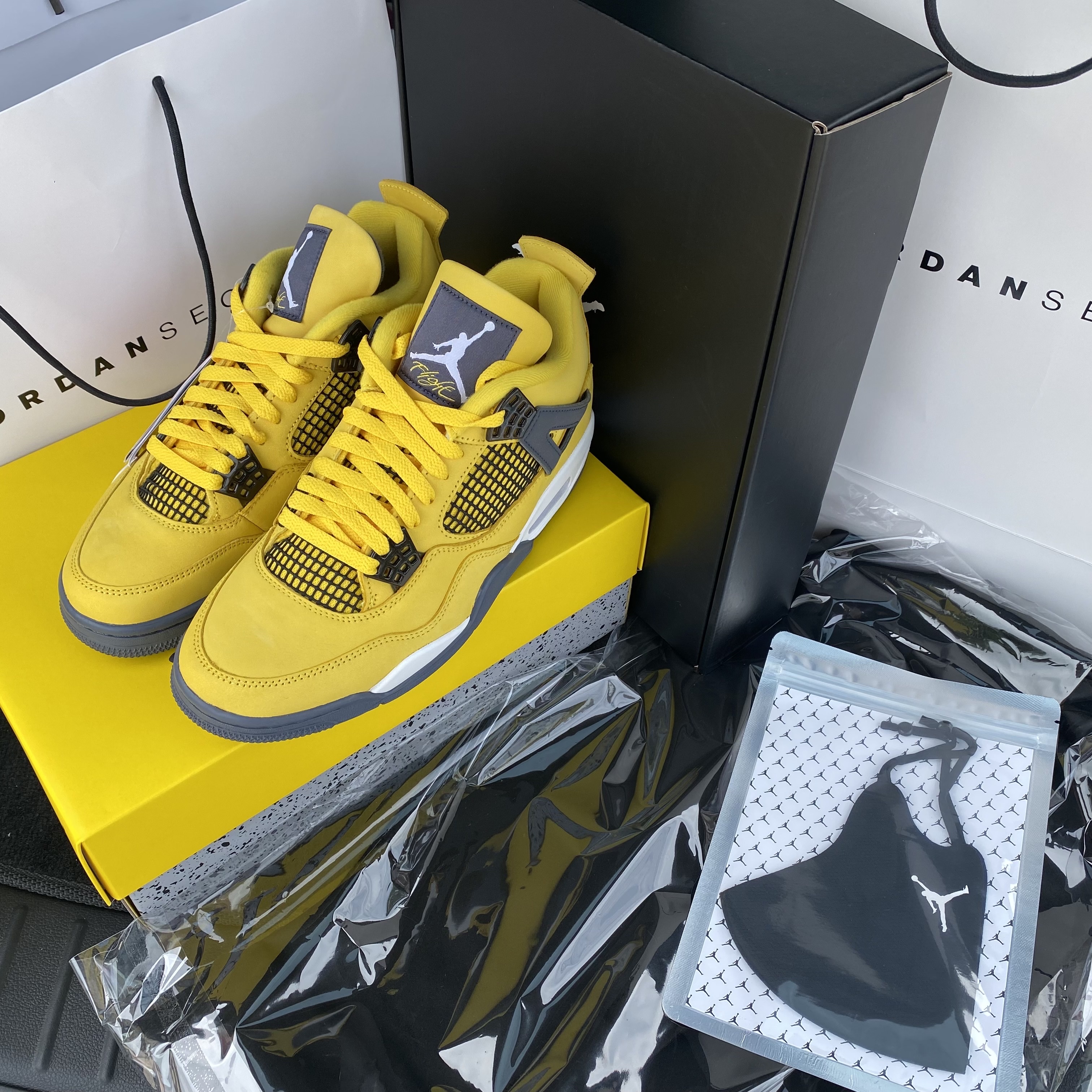 Jordan 4 Retro Tour Yellow 착용 스타일