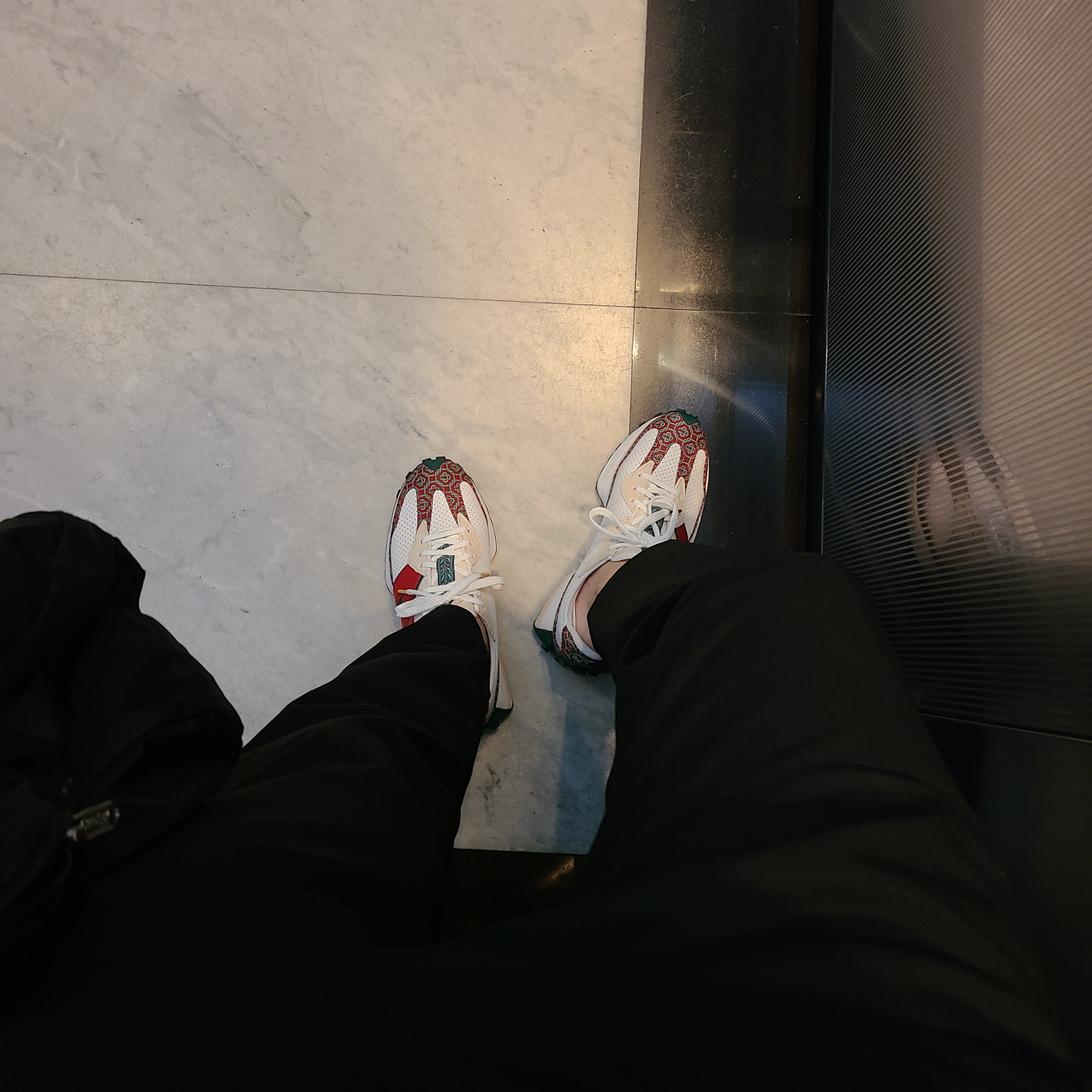 New Balance x Casablanca 327 Idealist Monogram Red Green 착용 스타일 - 2