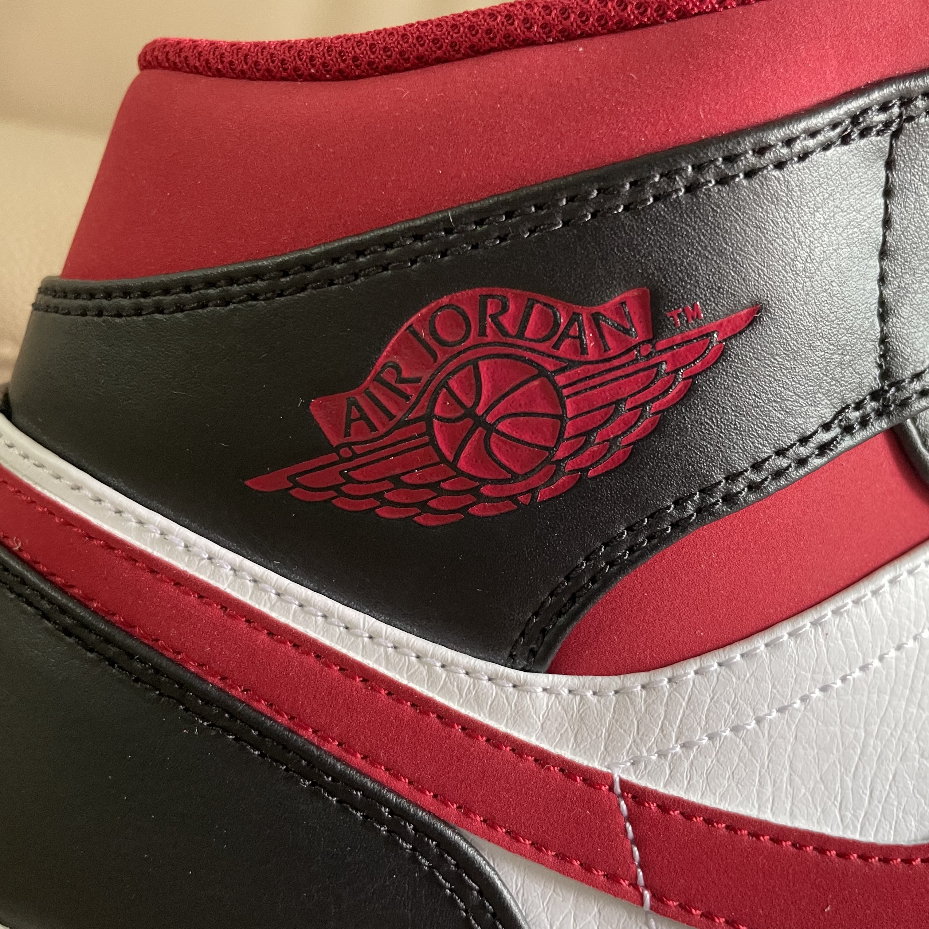 Jordan 1 Mid Gym Red Black White 착용 스타일 - 4
