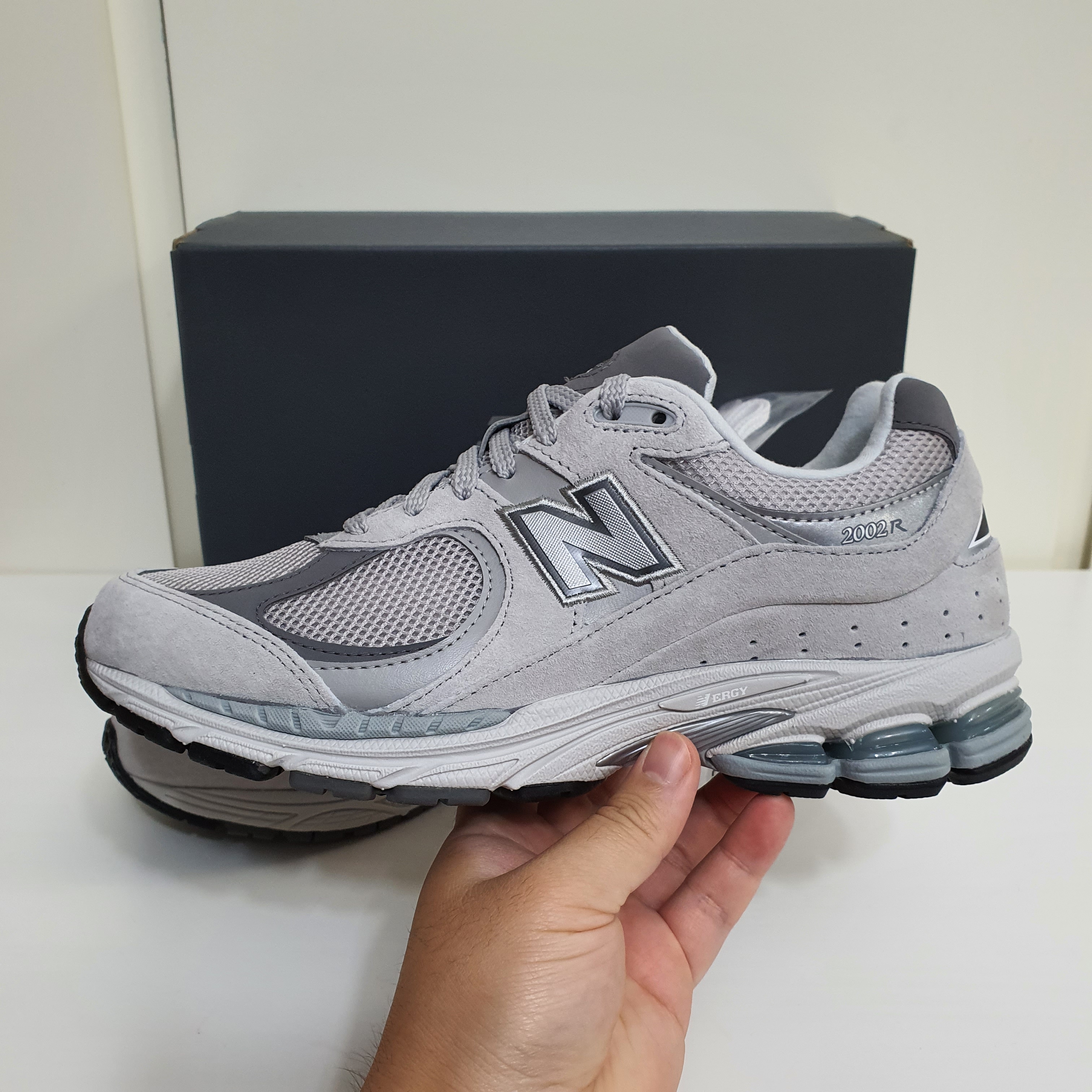 New Balance 2002R T2 Gray 착용 스타일 - 2