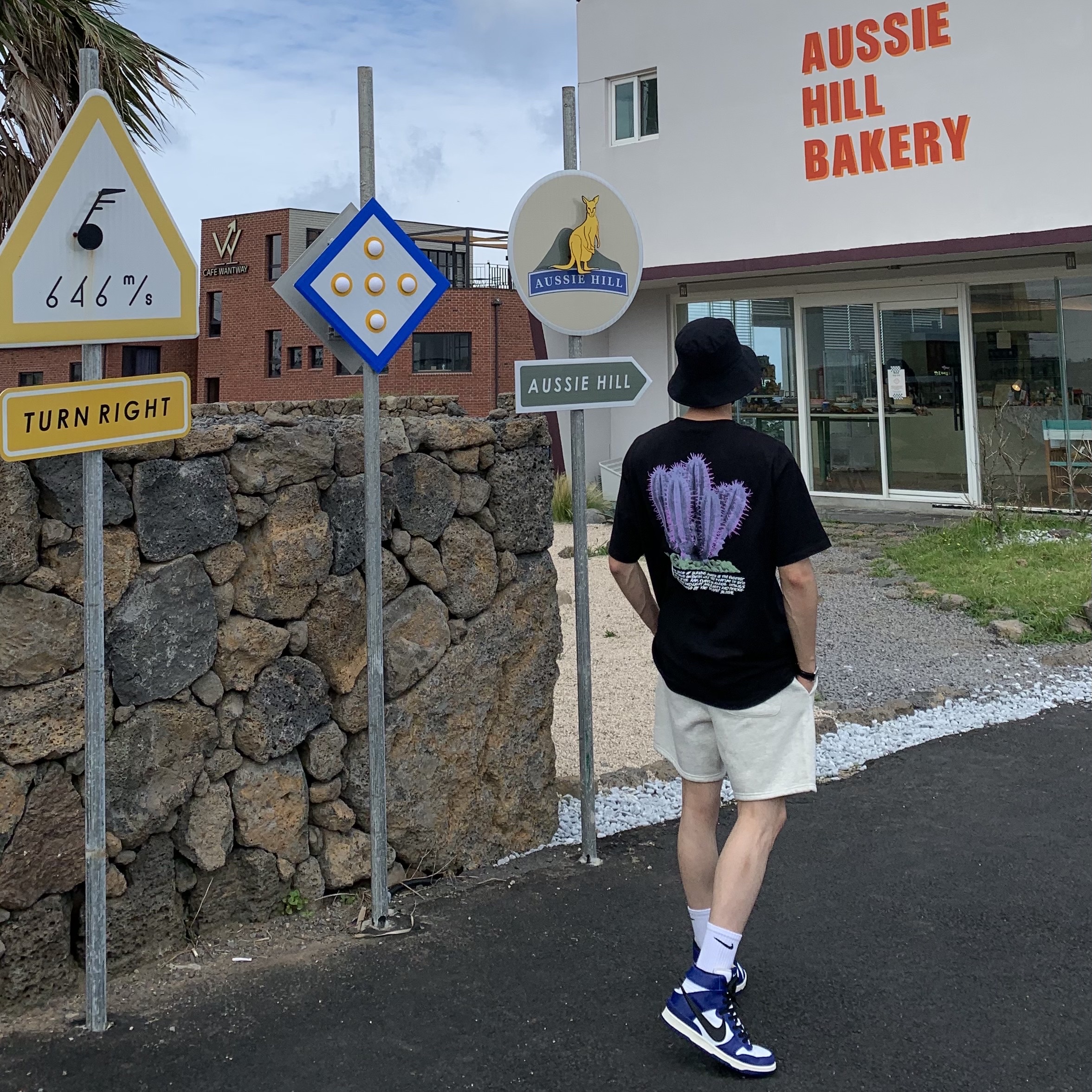 Essentials Sweatshorts Oatmeal - 21SS, Stussy Desert Bloom T-Shirt Black 착용 스타일