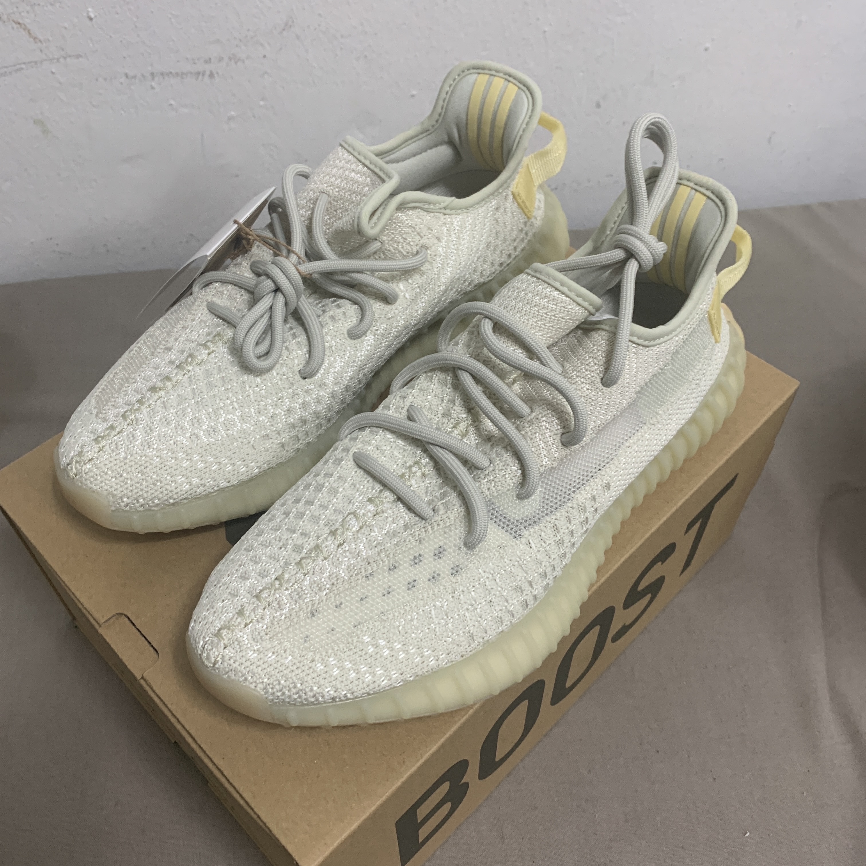 Adidas Yeezy Boost 350 V2 Light 착용 스타일