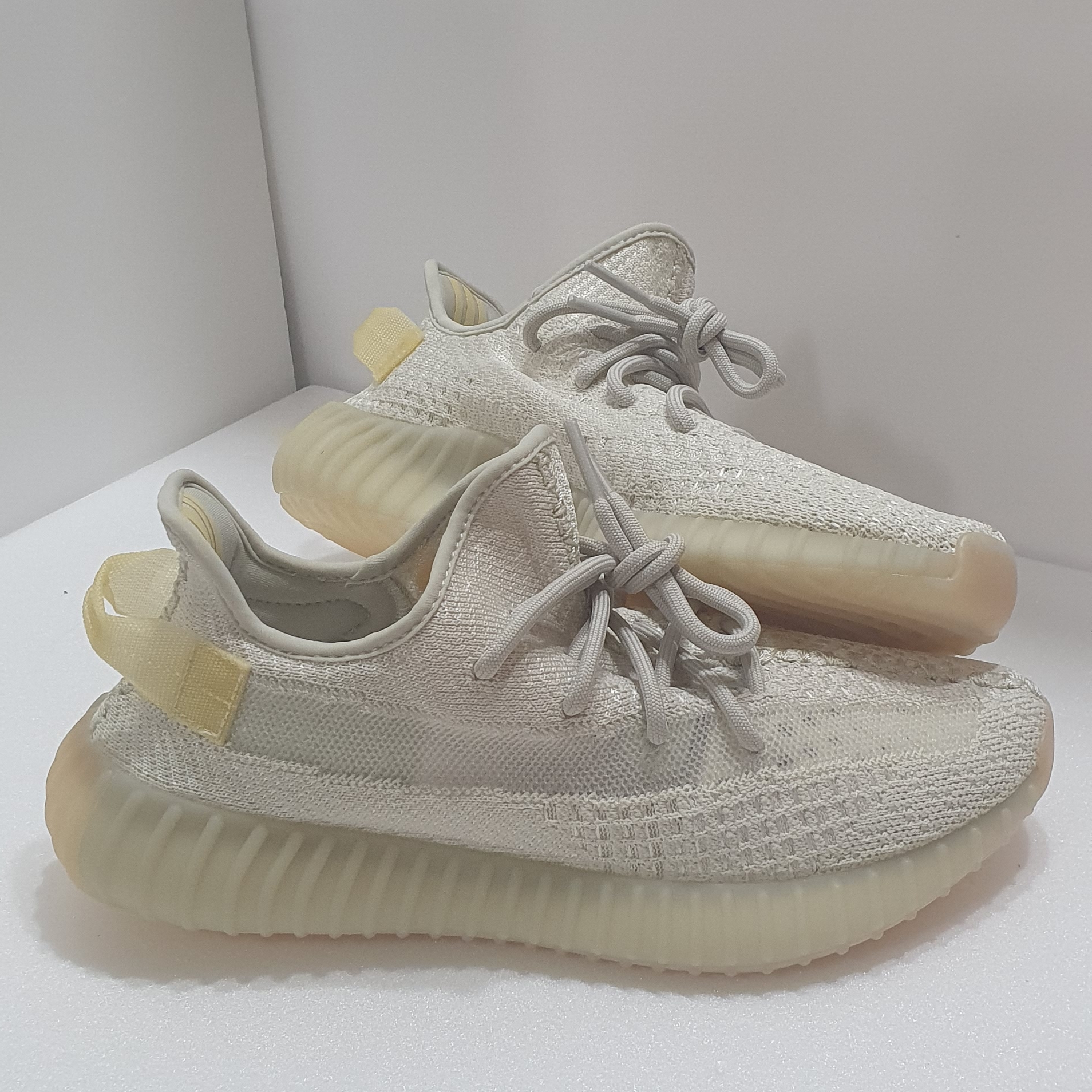 Adidas Yeezy Boost 350 V2 Light 착용 스타일