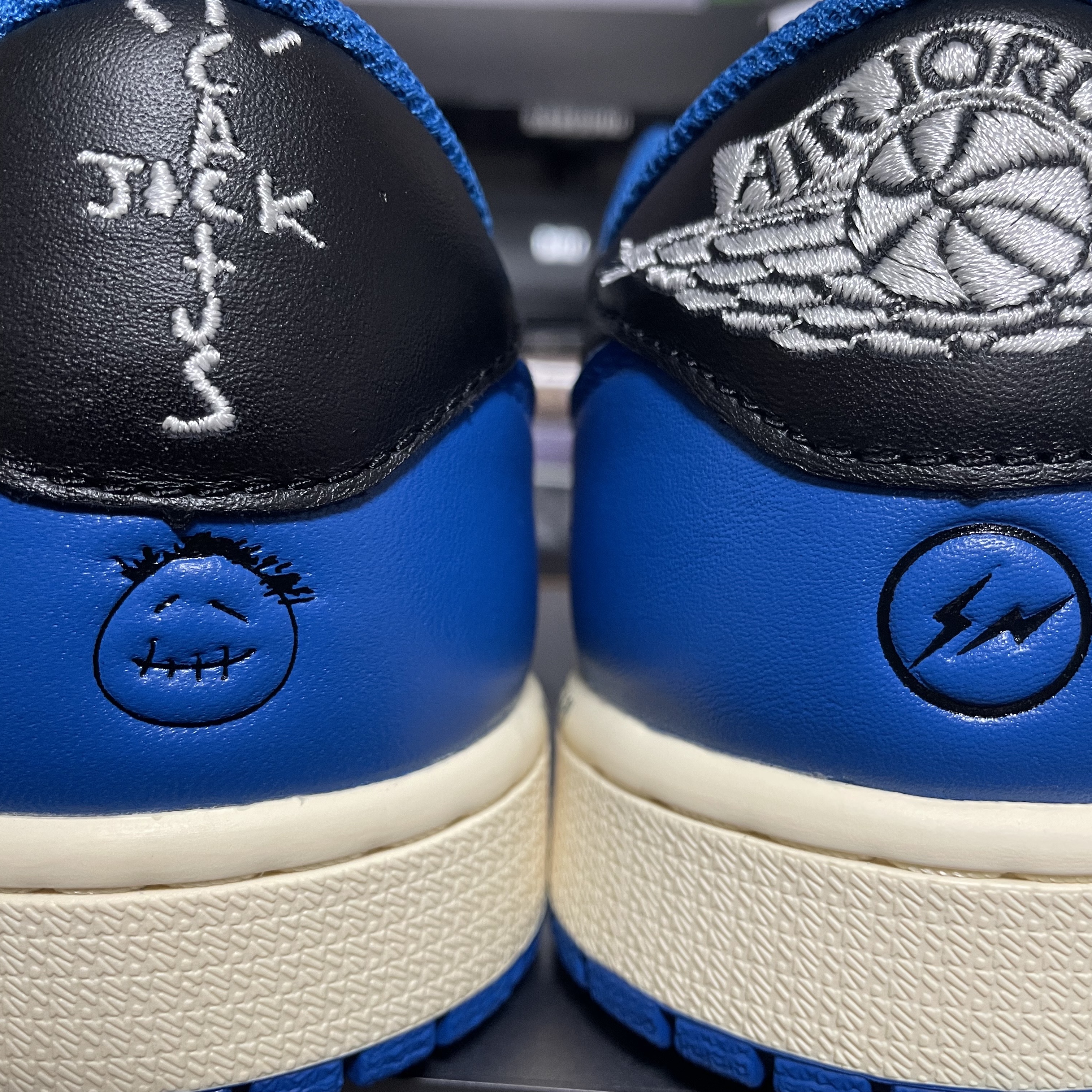 Jordan 1 x Travis Scott x Fragment Retro Low OG SP Military Blue 착용 스타일 - 5