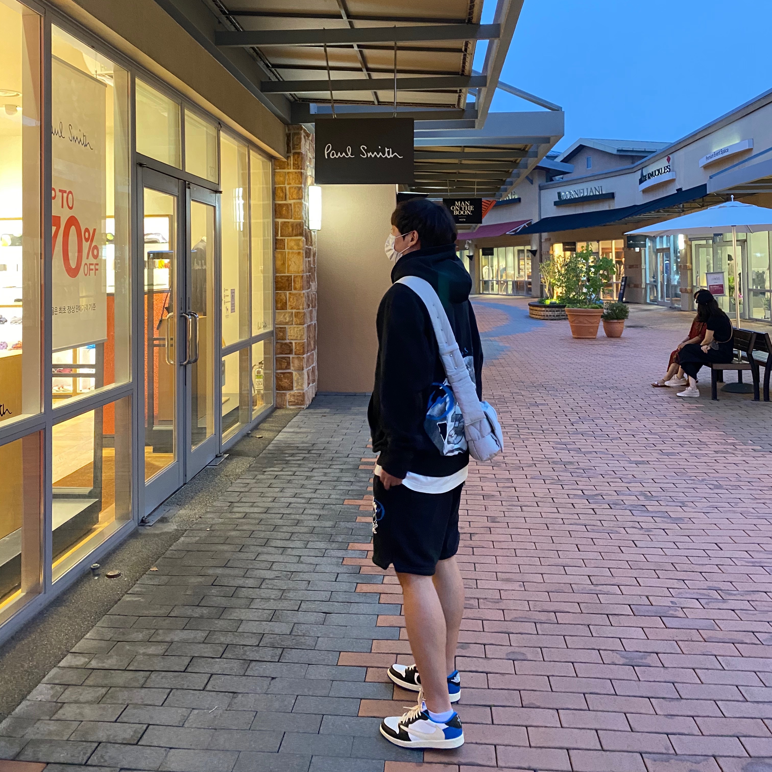 Jordan x Travis Scott x Fragment Hoodie Black (DJ0615-010), Jordan 1 x Travis Scott x Fragment Retro Low OG SP Military Blue 착용 스타일 - 3