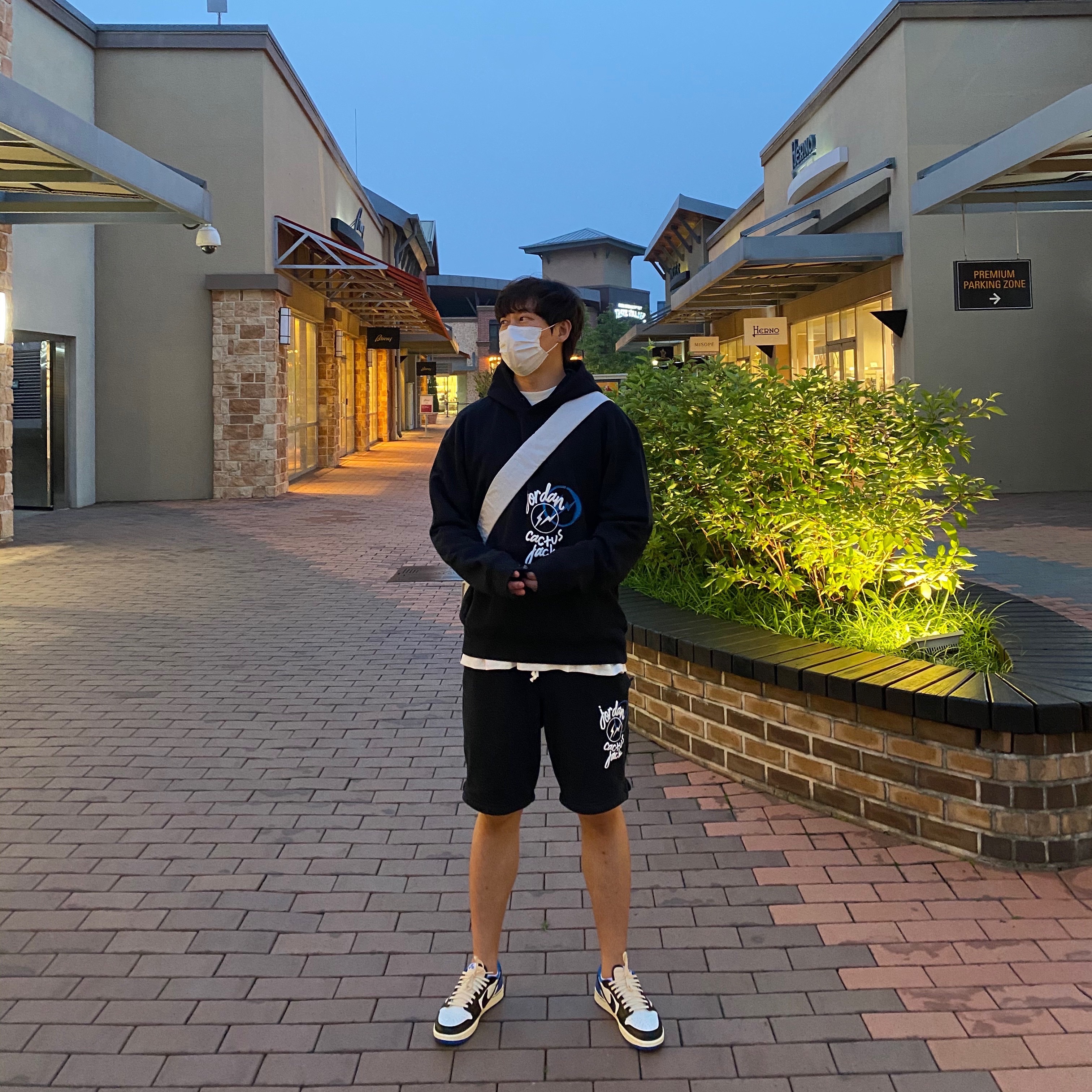 Jordan x Travis Scott x Fragment Hoodie Black (DJ0615-010), Jordan 1 x Travis Scott x Fragment Retro Low OG SP Military Blue 착용 스타일 - 1