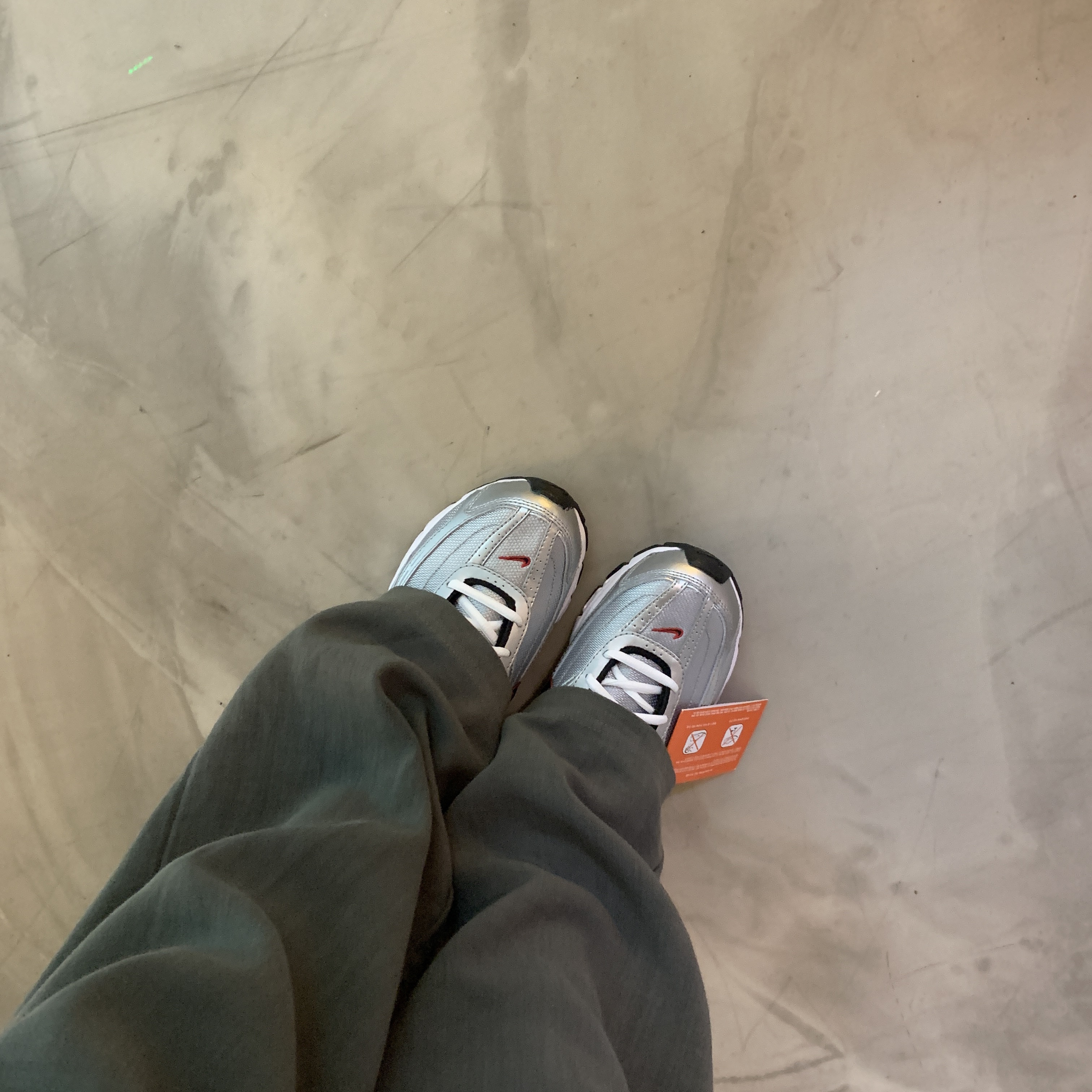 Nike Initiator Metallic Silver Black 착용 스타일
