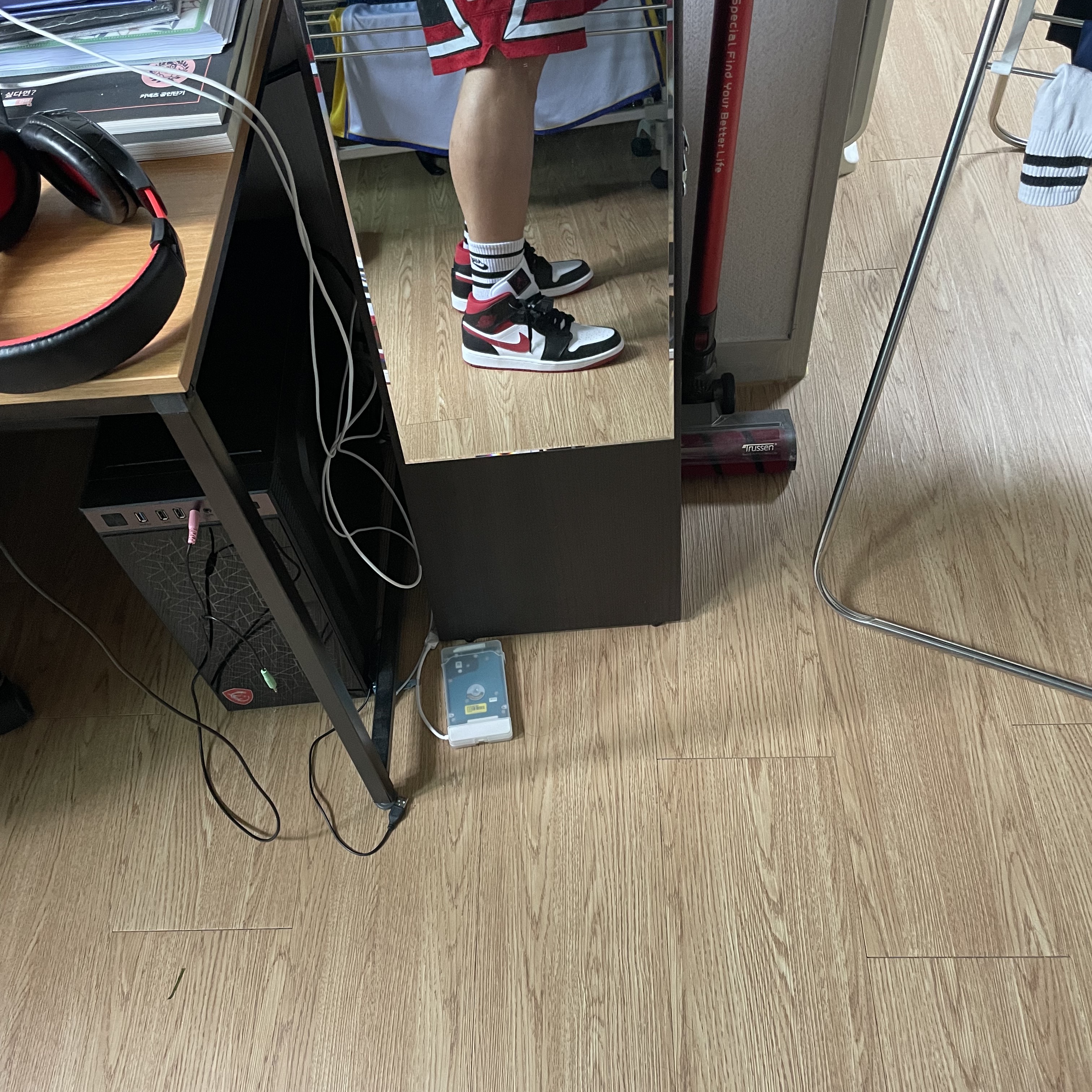 Jordan 1 Mid Gym Red Black White 착용 스타일 - 3