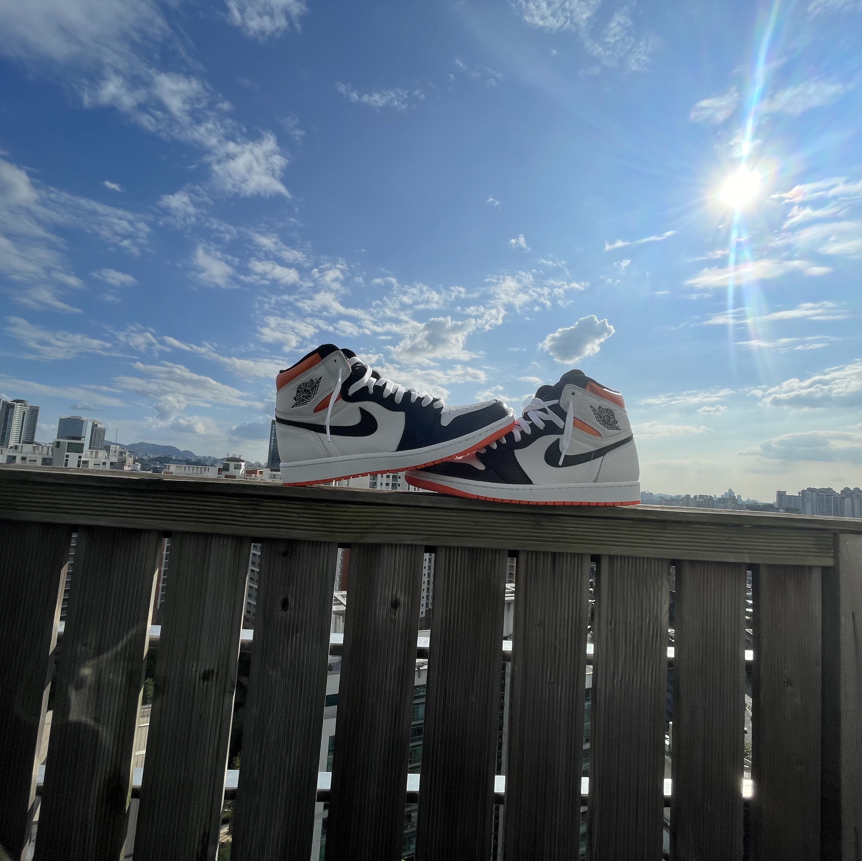 Jordan 1 Retro High OG Electro Orange 착용 스타일