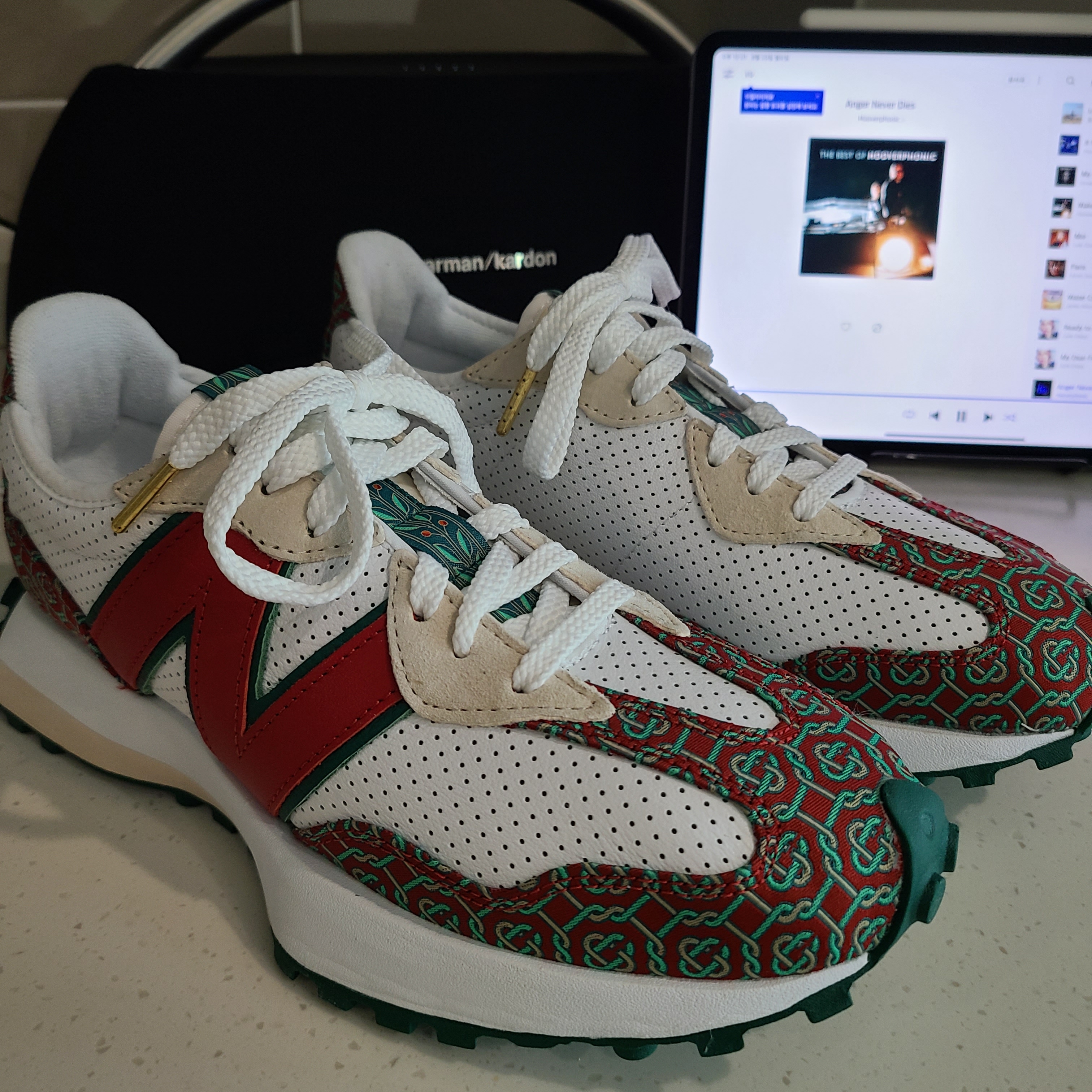 New Balance x Casablanca 327 Idealist Monogram Red Green 착용 스타일 - 1