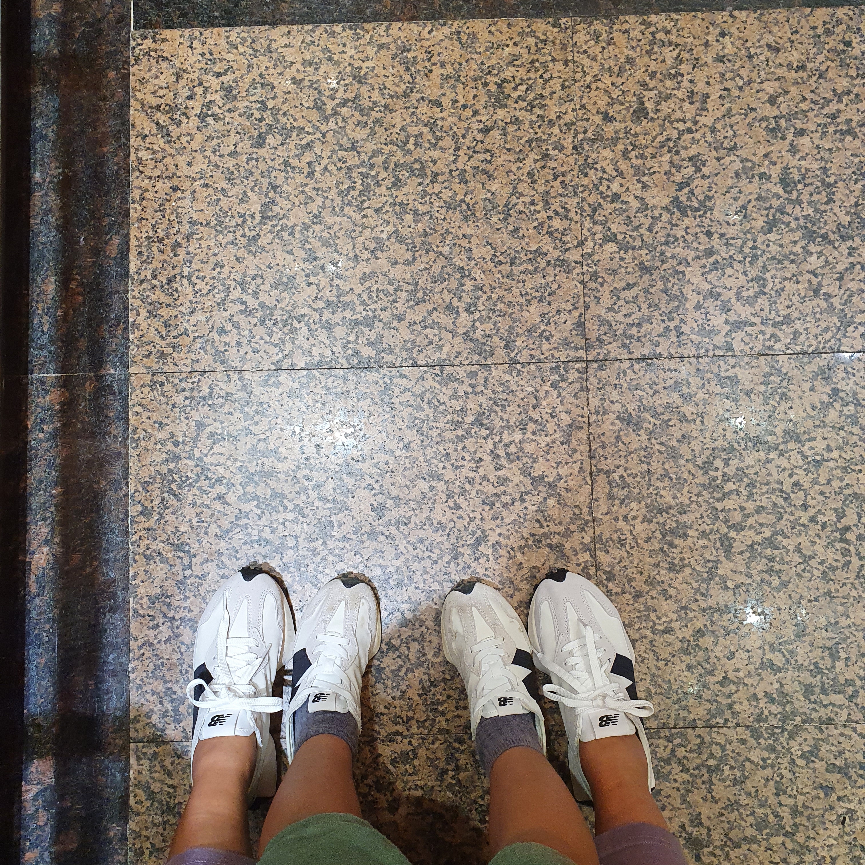 New Balance 327 White Black, (PS) New Balance 327 White Black 착용 스타일
