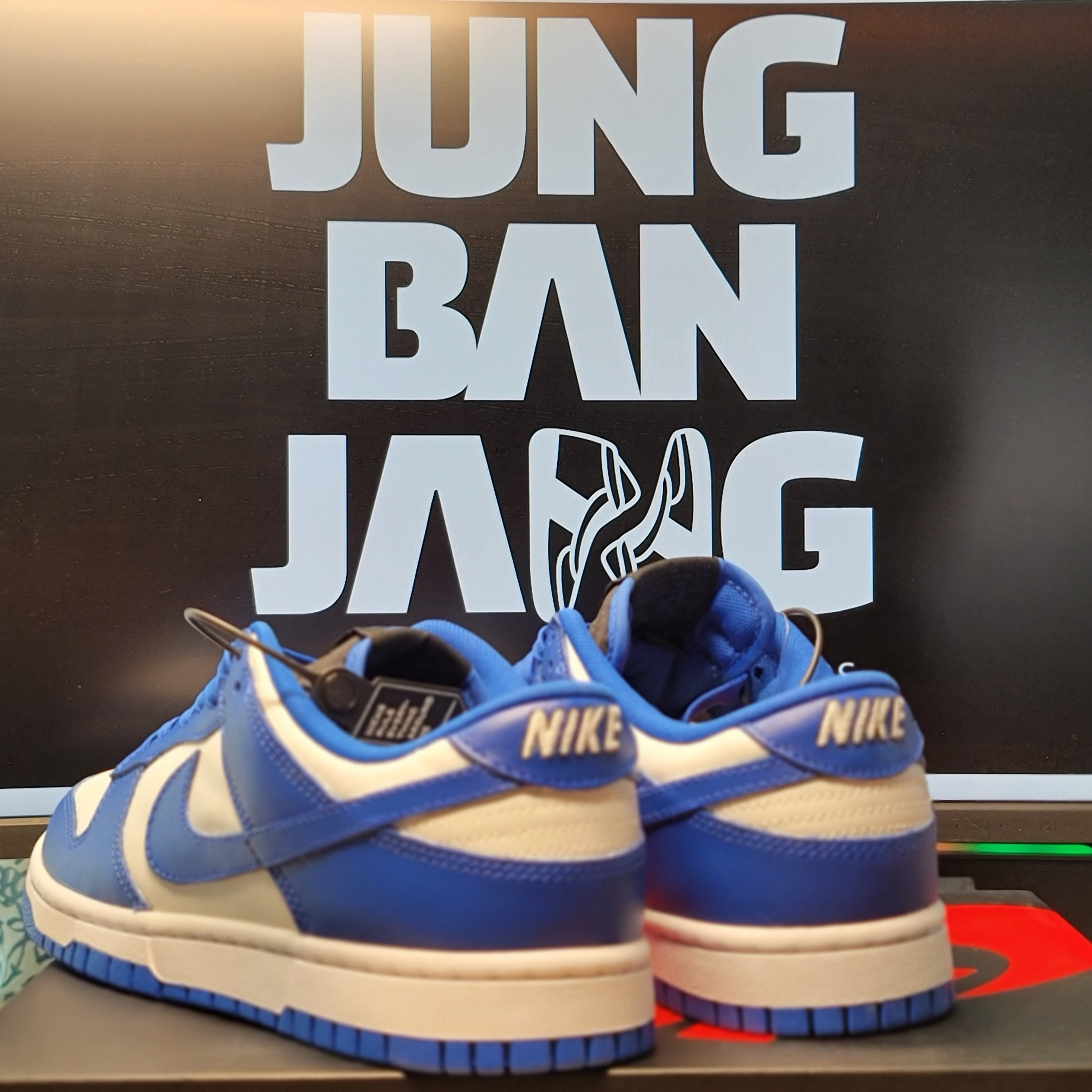 Nike Dunk Low Retro Hyper Cobalt 착용 스타일 - 2
