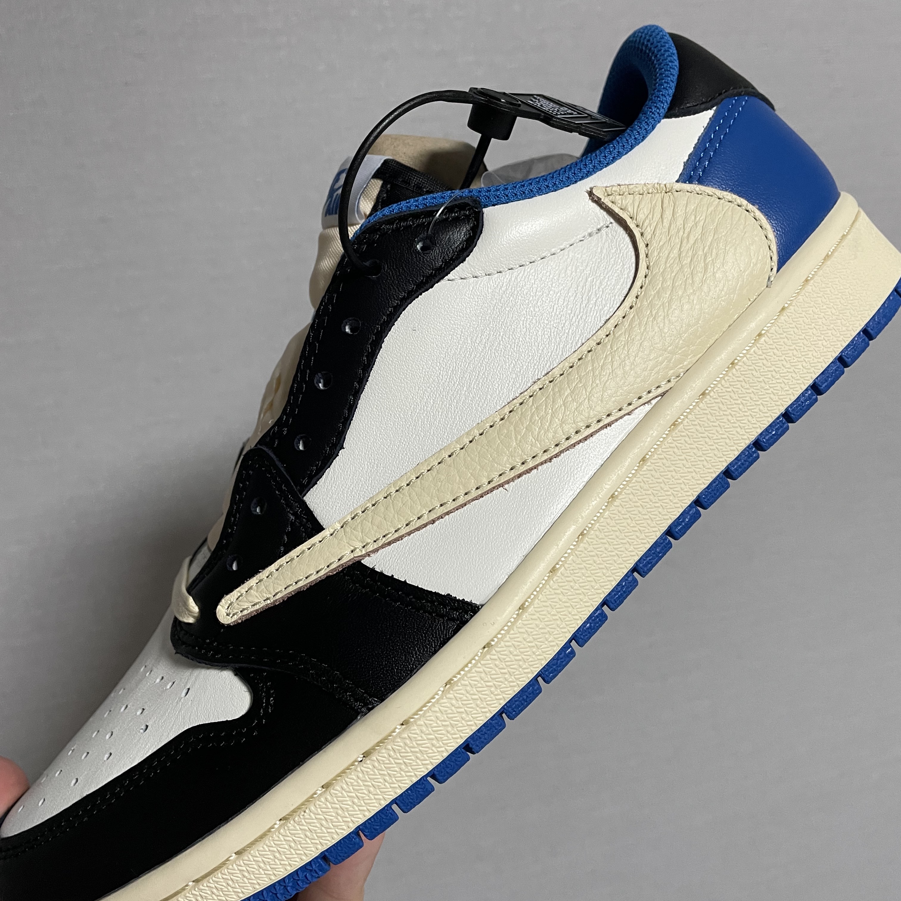 Jordan 1 x Travis Scott x Fragment Retro Low OG SP Military Blue 착용 스타일 - 1