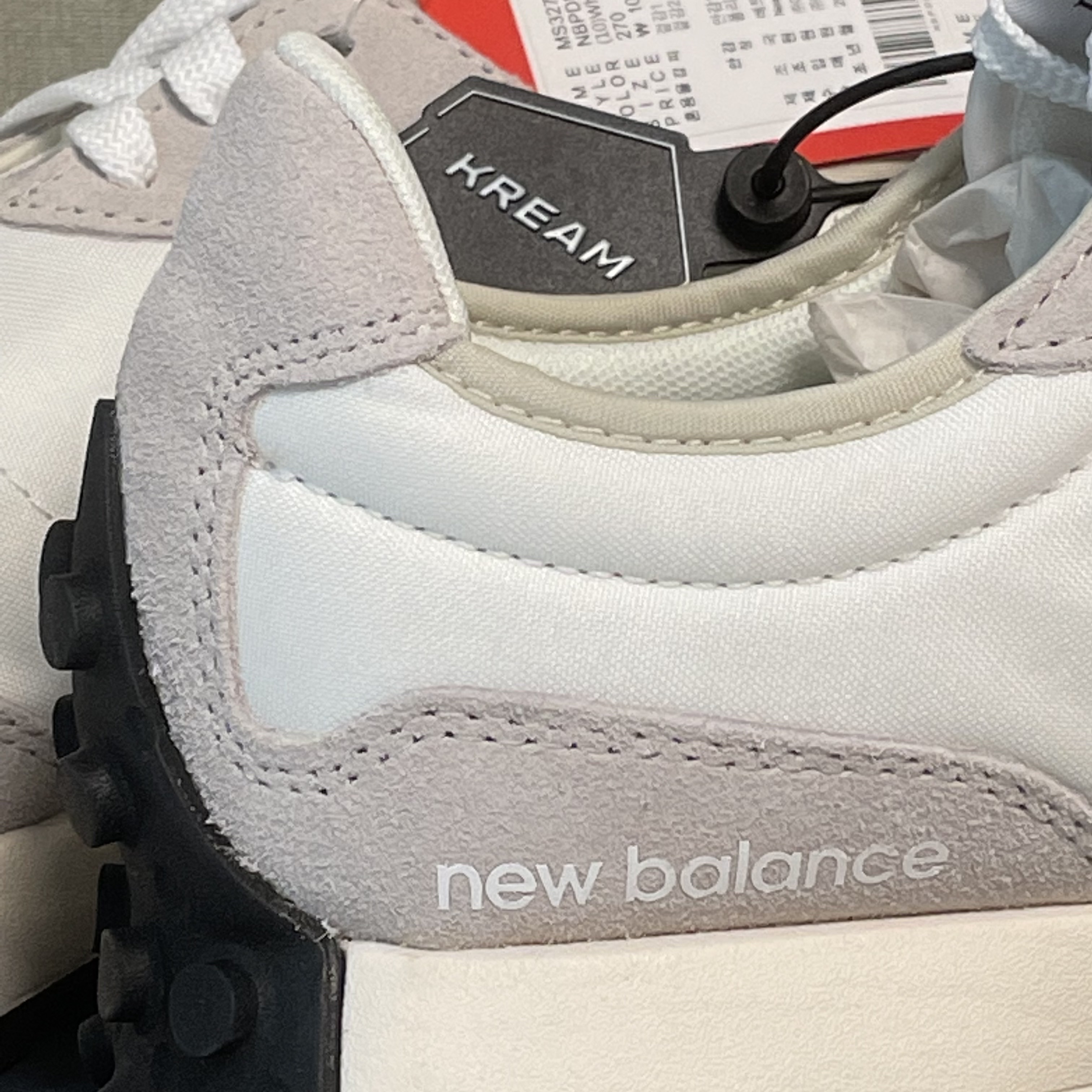 New Balance 327 White Black 착용 스타일 - 2