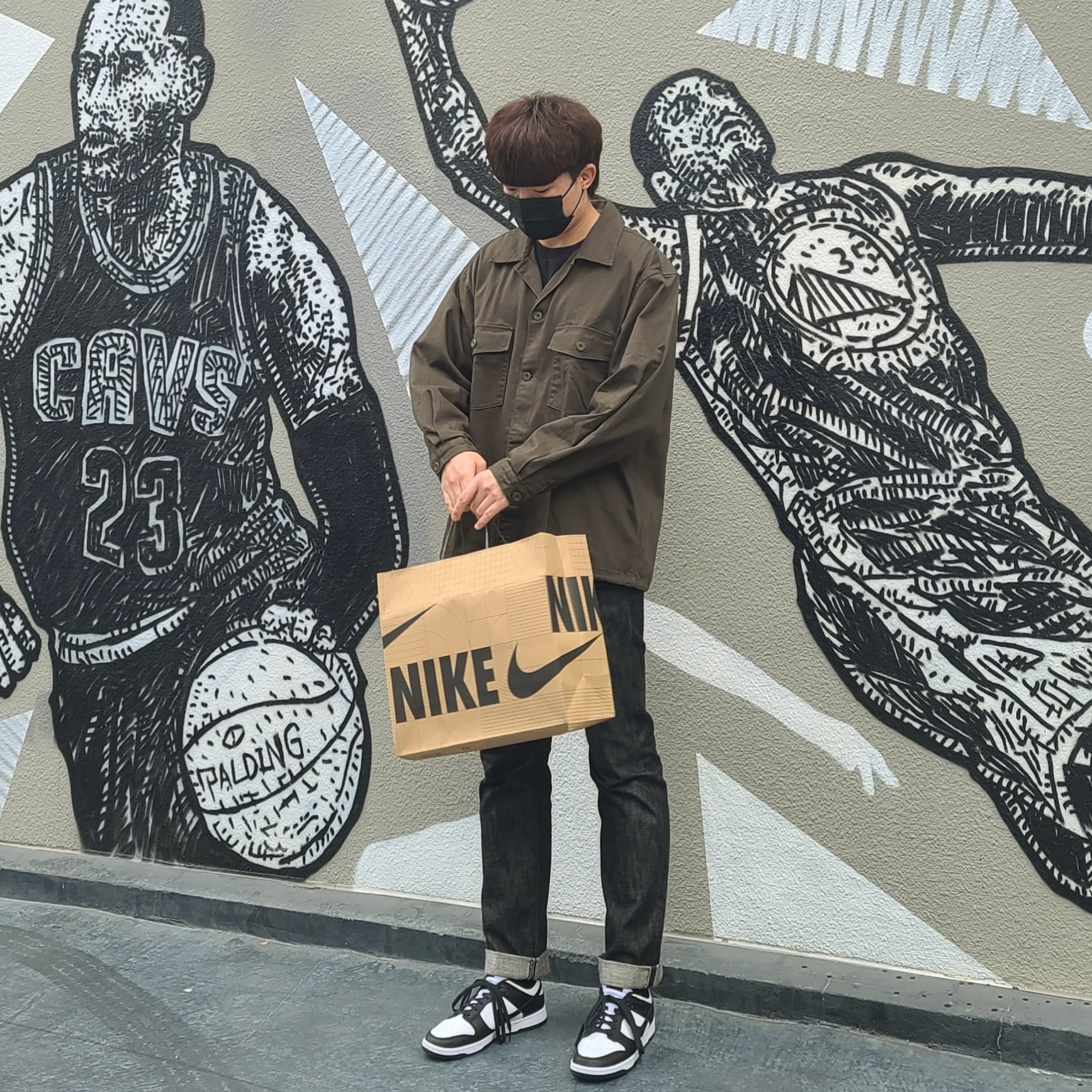 Nike Dunk Low Retro Black, Jordan 4 Retro Tour Yellow 착용 스타일 - 1