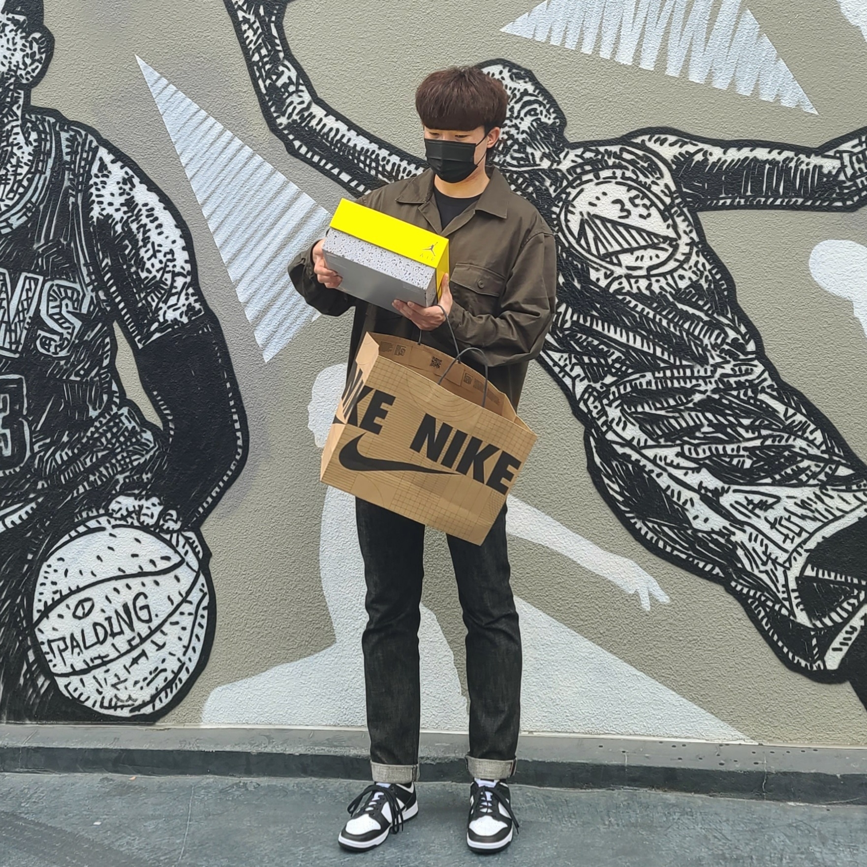 Nike Dunk Low Retro Black, Jordan 4 Retro Tour Yellow 착용 스타일 - 2