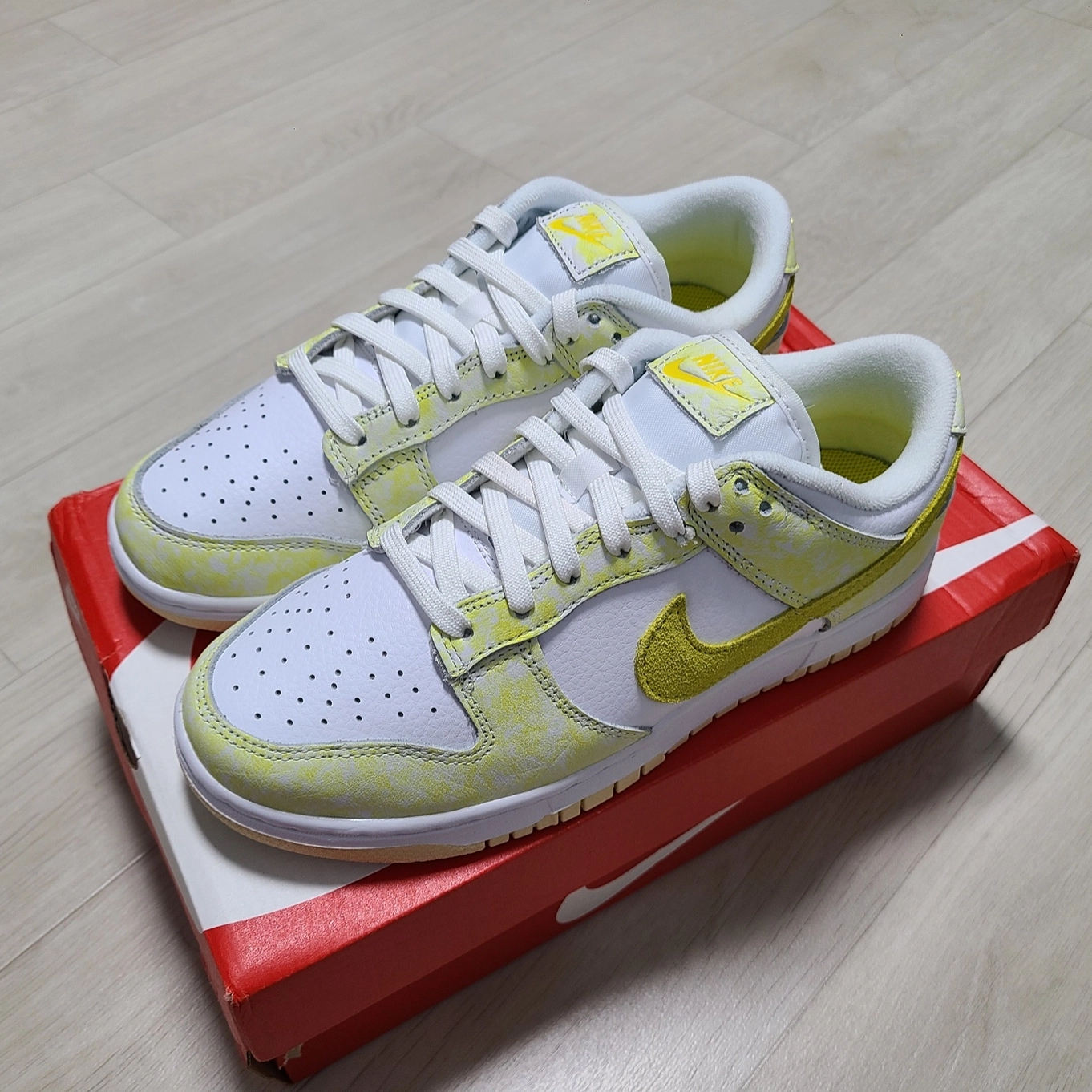 (W) Nike Dunk Low Yellow Strike 착용 스타일 - 2