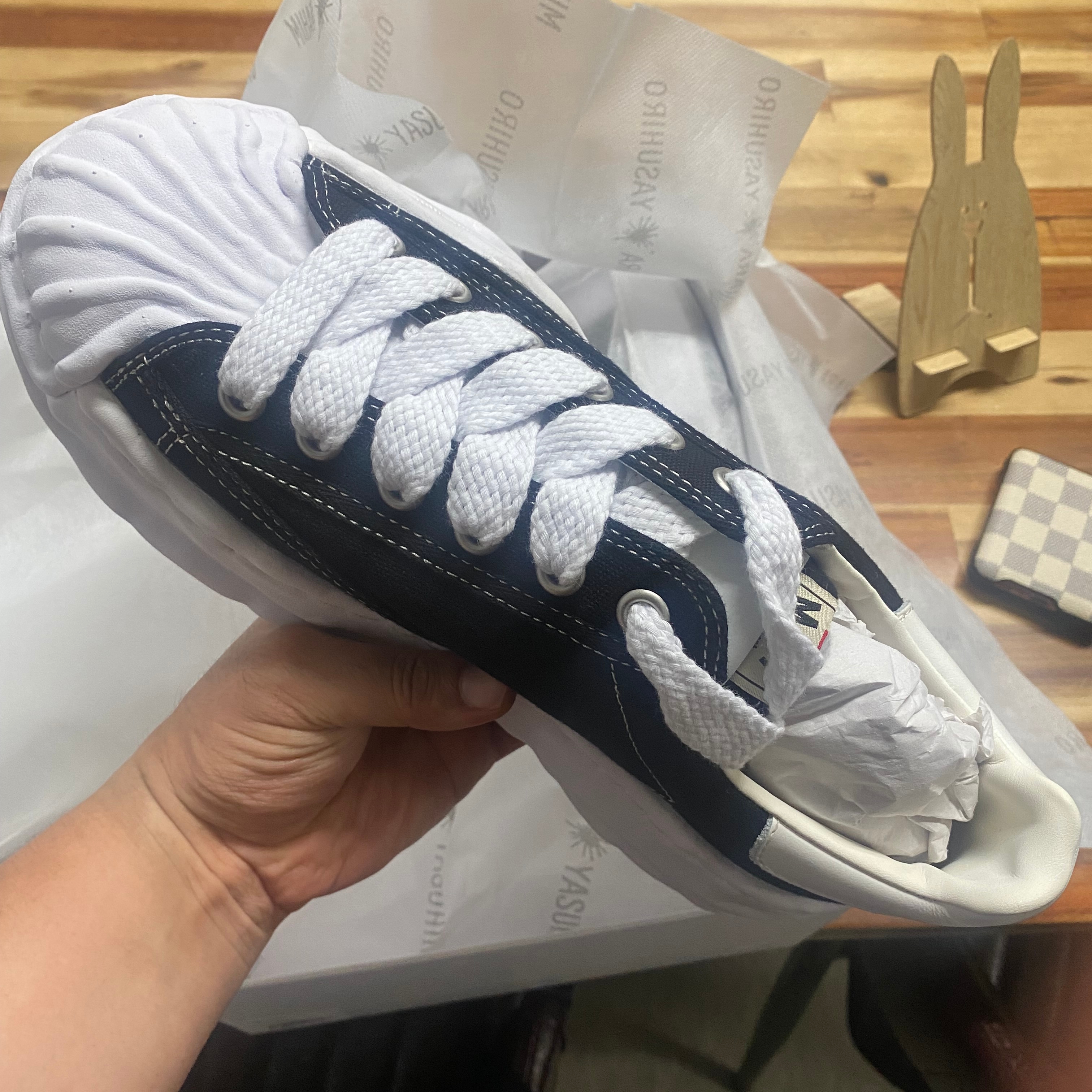 Maison Mihara Yasuhiro Blakey OG Sole Canvas Low-top Sneakers Black, Maison Mihara Yasuhiro Blakey OG Sole Leather Low-top Sneakers Black 착용 스타일 - 1