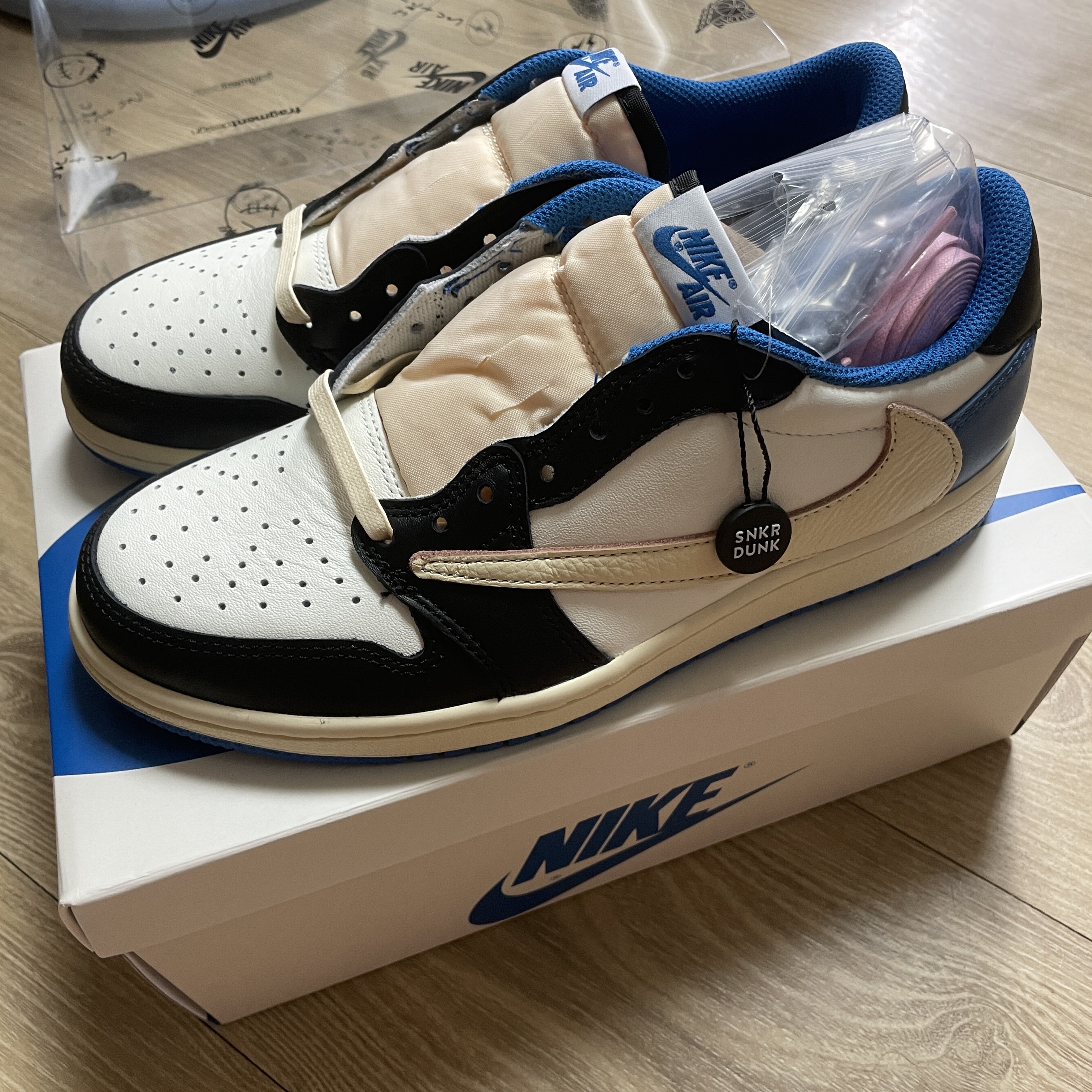 Jordan 1 x Travis Scott x Fragment Retro Low OG SP Military Blue 착용 스타일 - 1