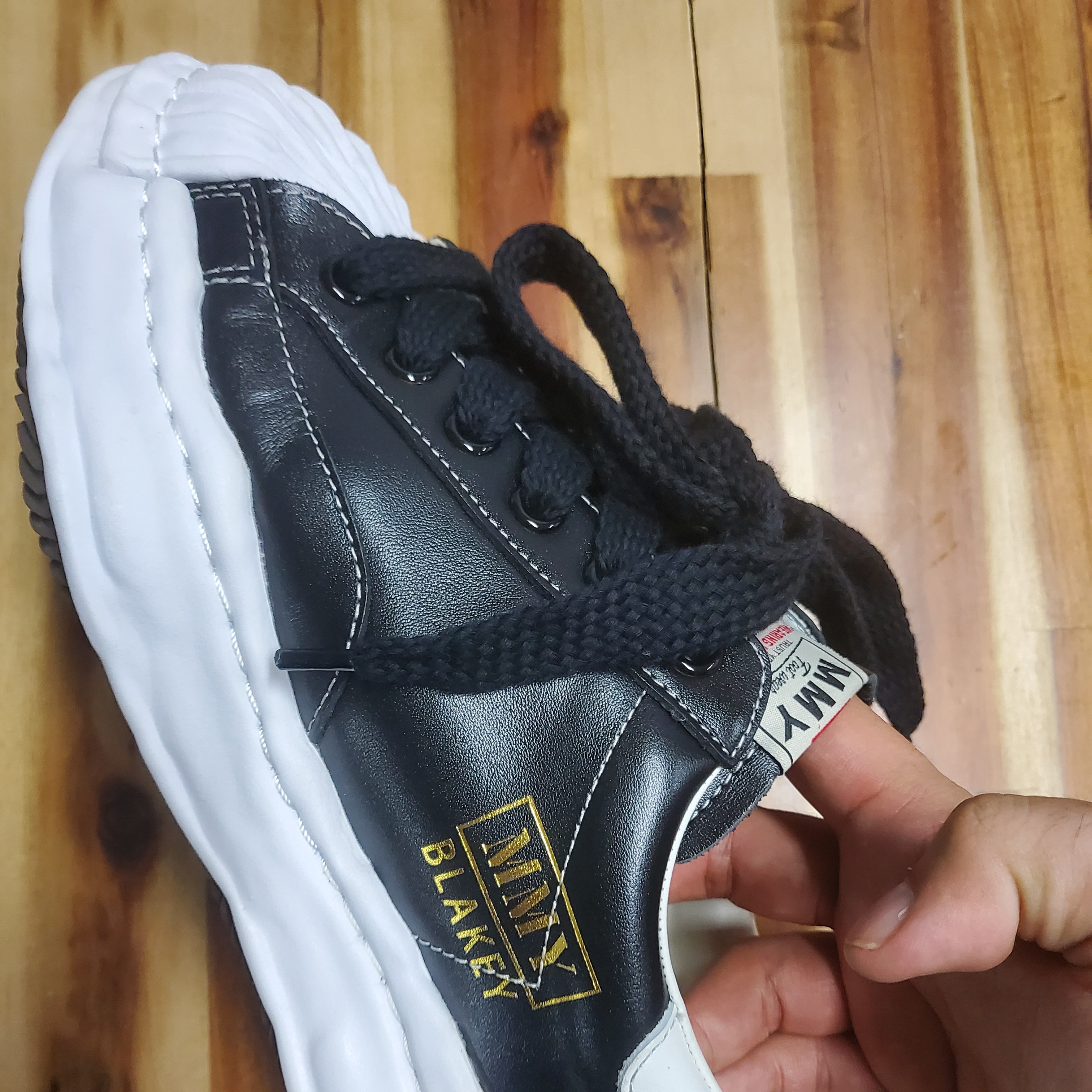 Maison Mihara Yasuhiro Blakey OG Sole Canvas Low-top Sneakers Black, Maison Mihara Yasuhiro Blakey OG Sole Leather Low-top Sneakers Black 착용 스타일 - 1