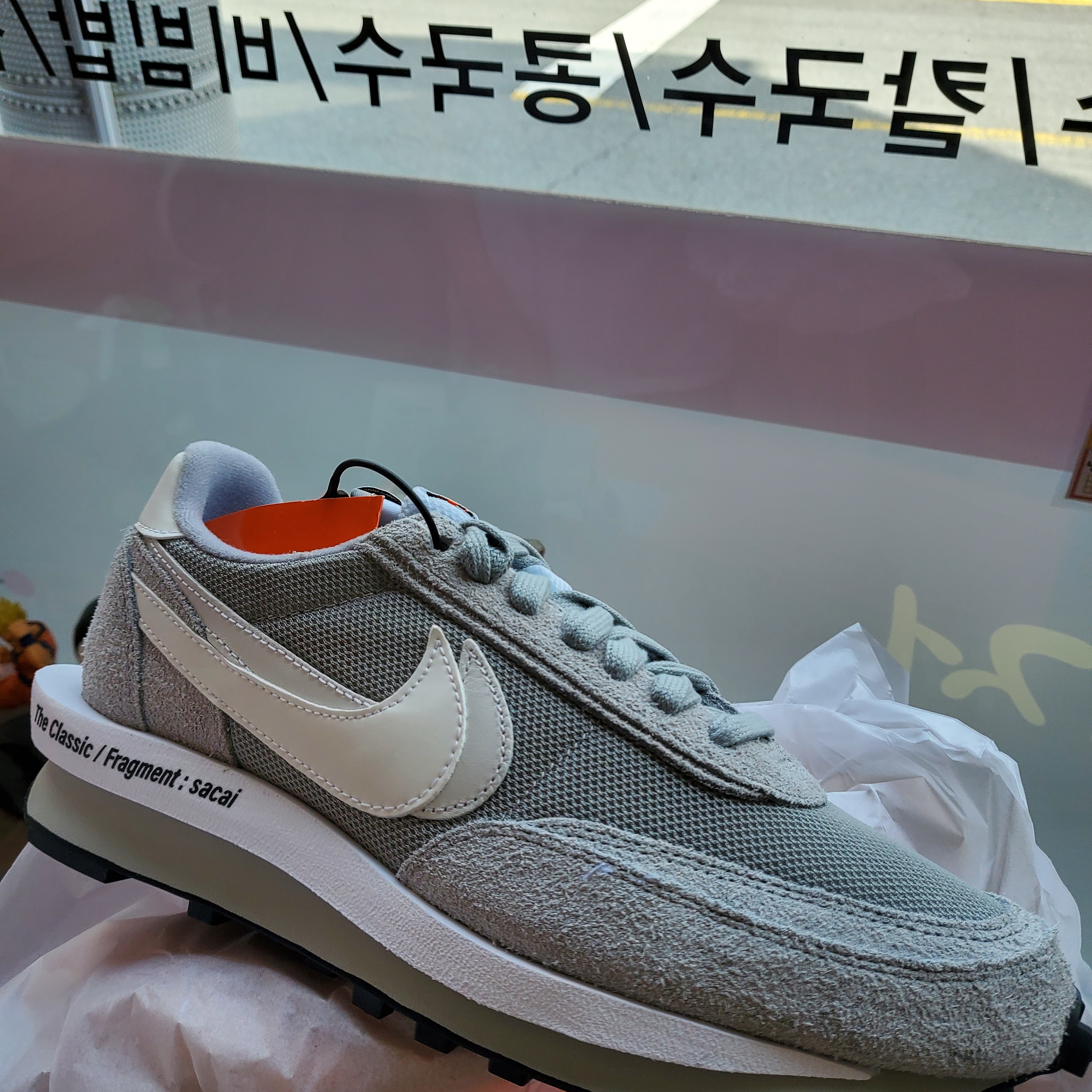 Nike x Sacai x Fragment LDWaffle Light Smoke Grey 착용 스타일 - 2