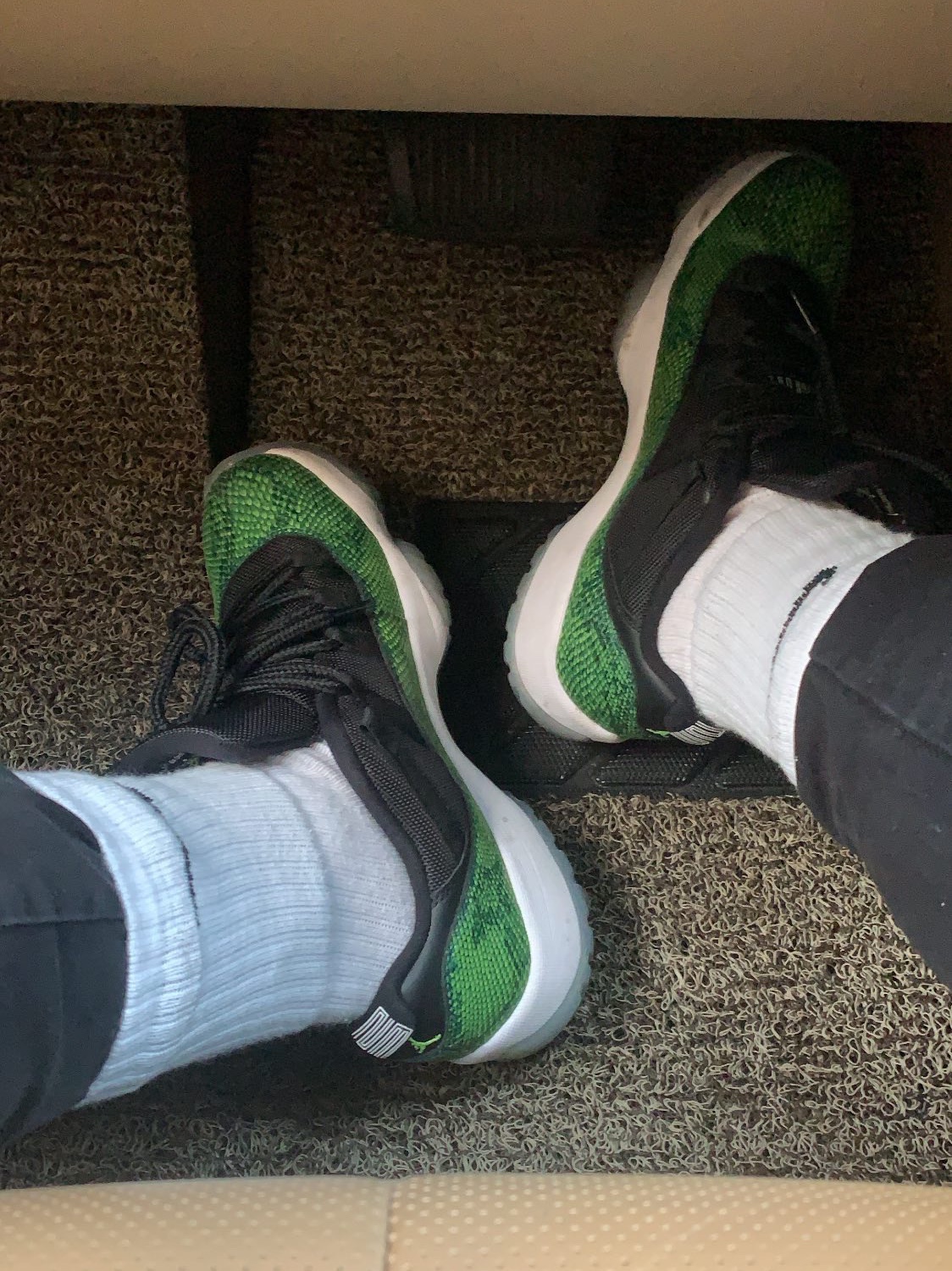 Jordan 11 Retro Low Green Snakeskin 착용 스타일