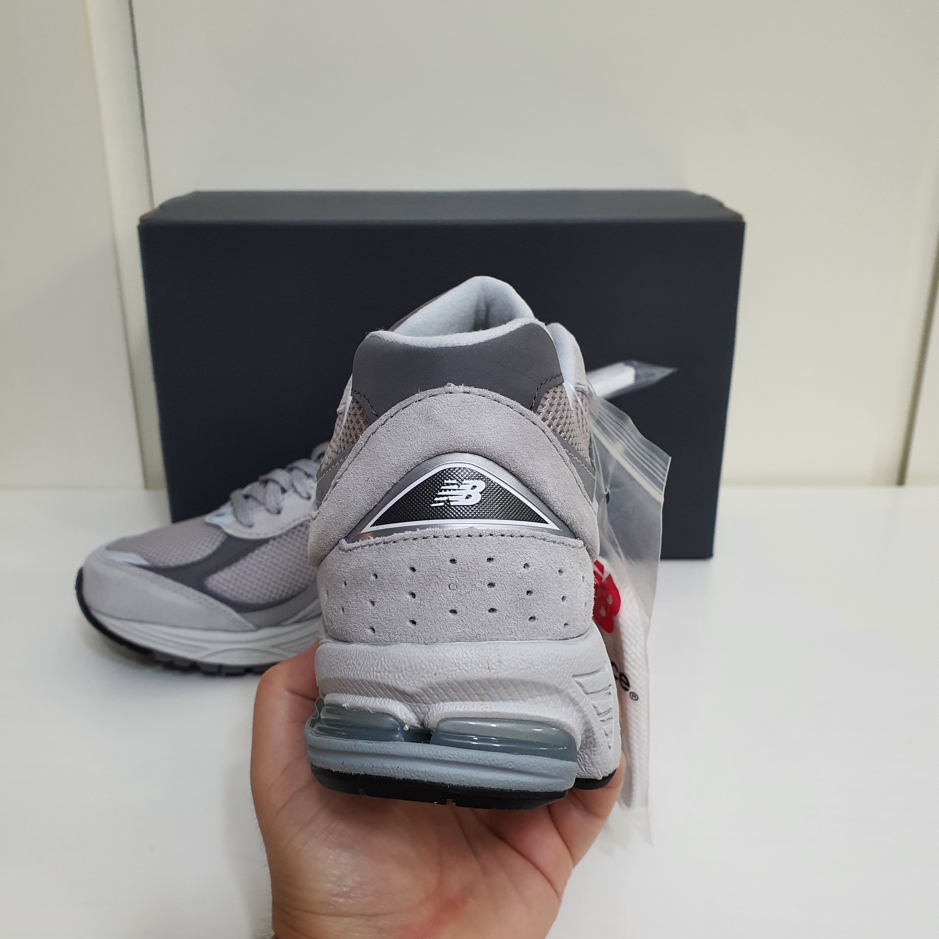 New Balance 2002R T2 Gray 착용 스타일 - 3