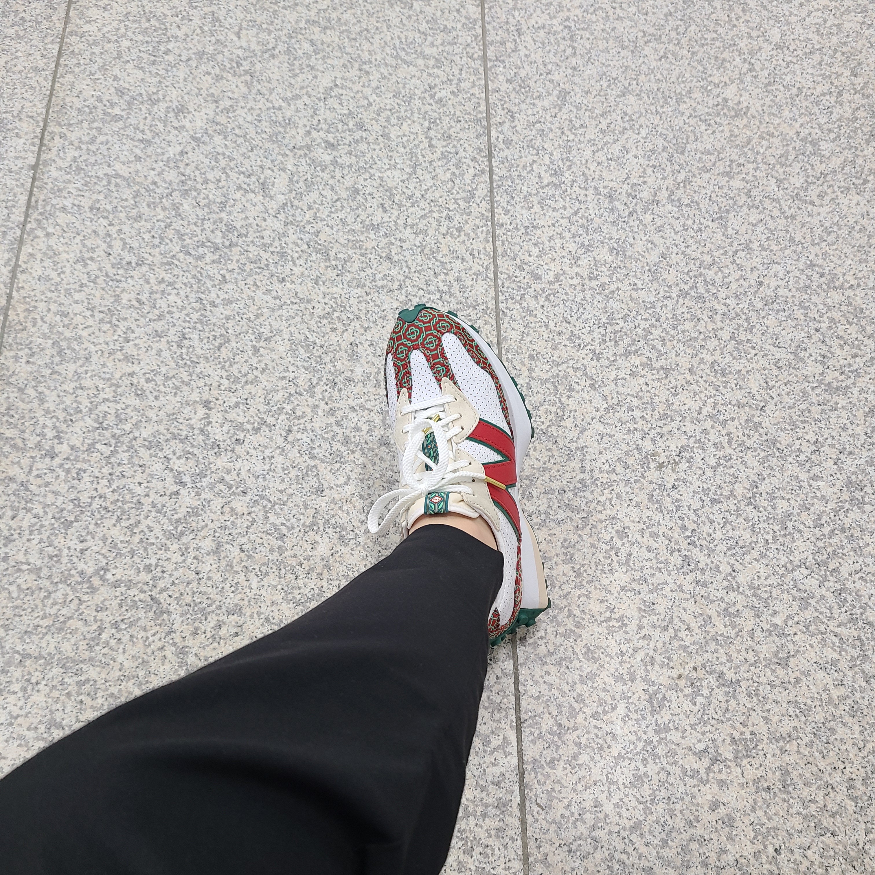 New Balance x Casablanca 327 Idealist Monogram Red Green 착용 스타일 - 4