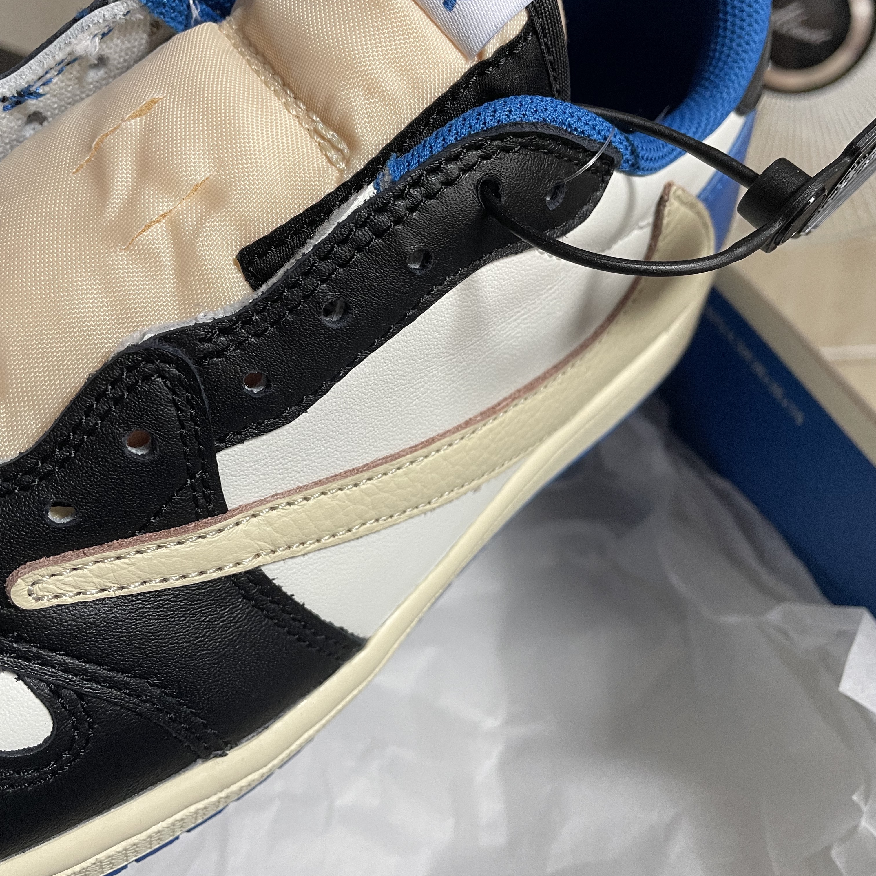 Jordan 1 x Travis Scott x Fragment Retro Low OG SP Military Blue 착용 스타일 - 4