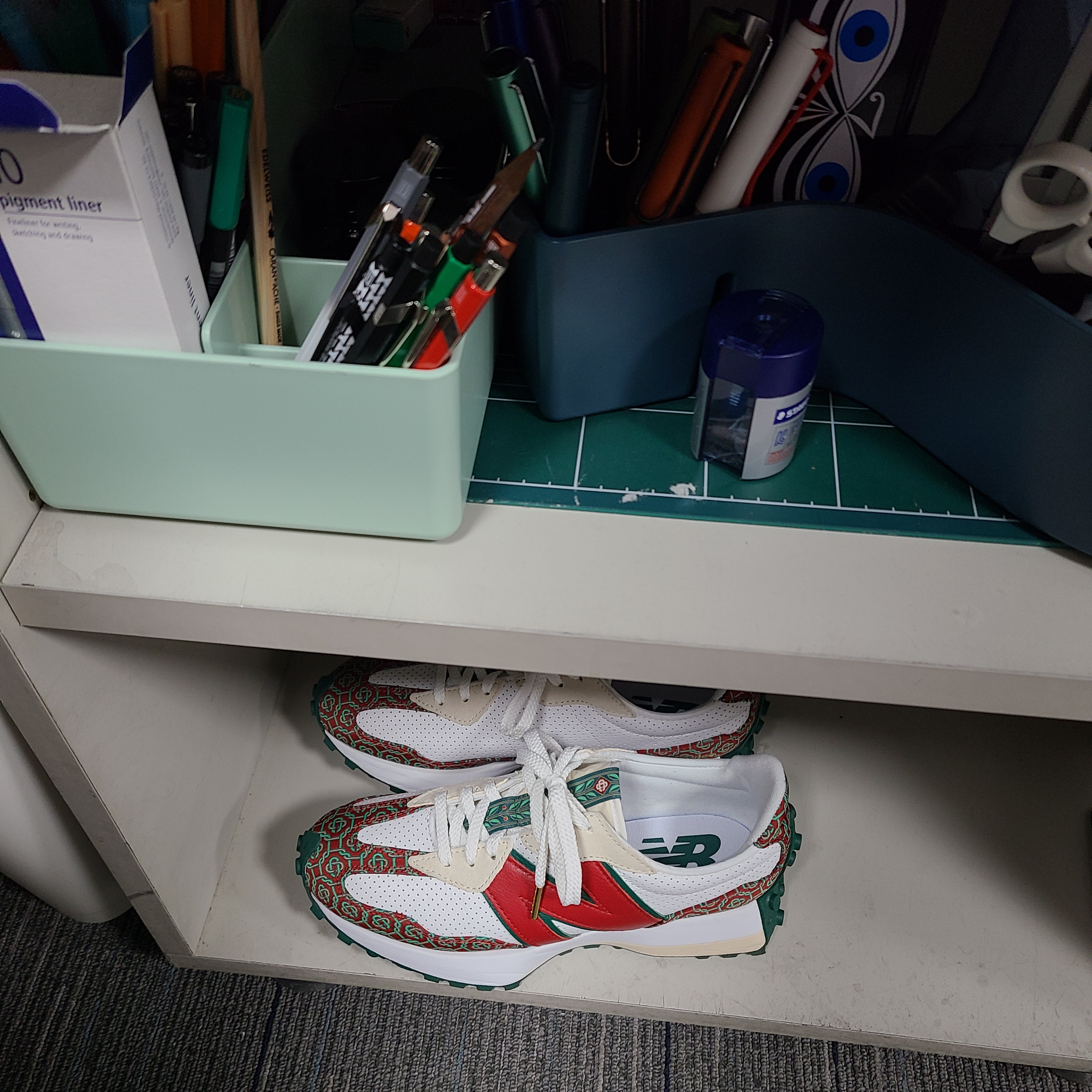 New Balance x Casablanca 327 Idealist Monogram Red Green 착용 스타일 - 3