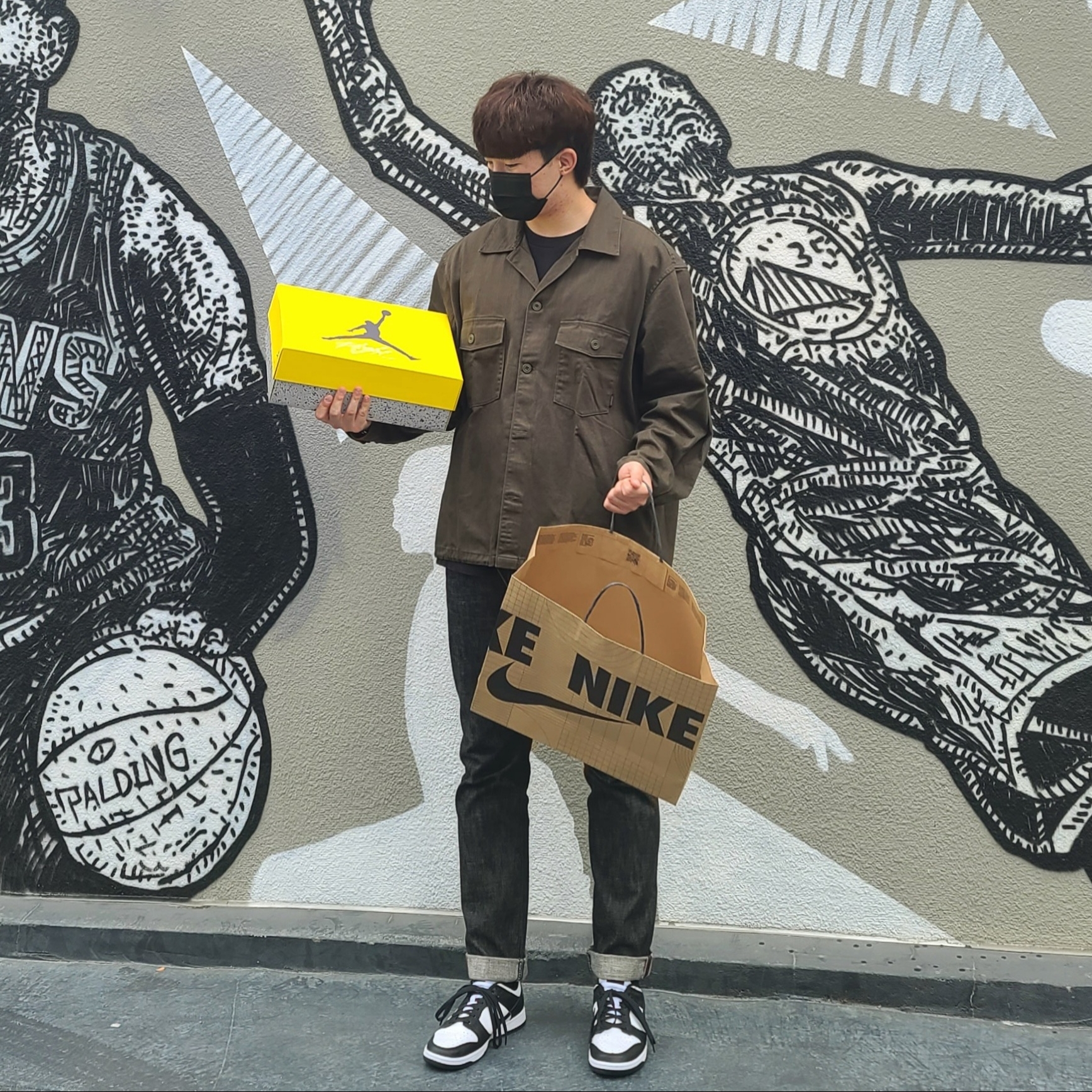 Nike Dunk Low Retro Black, Jordan 4 Retro Tour Yellow 착용 스타일 - 3