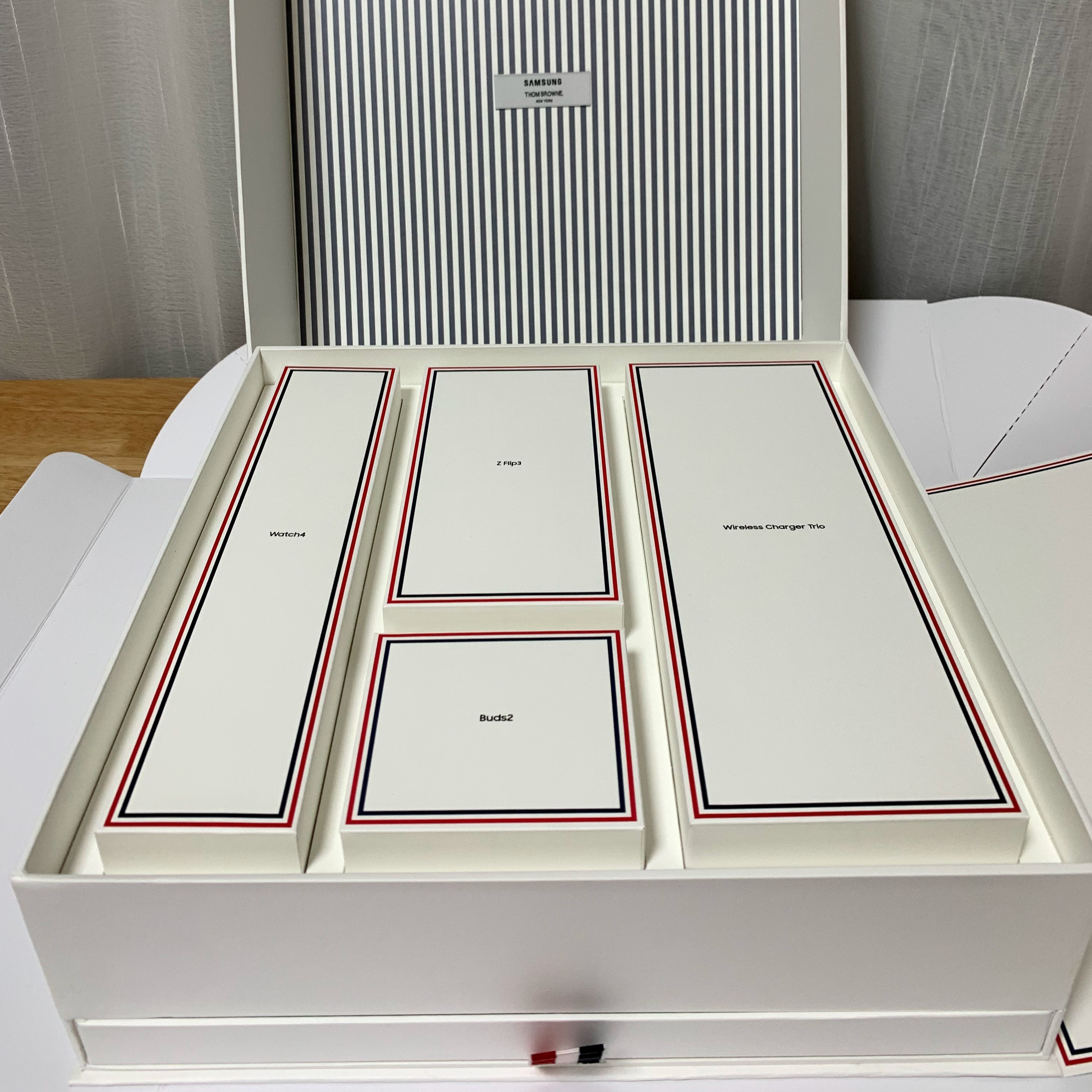 Samsung Galaxy Z Flip3 Thom Browne Edition (Korean Ver.) 착용 스타일 - 1