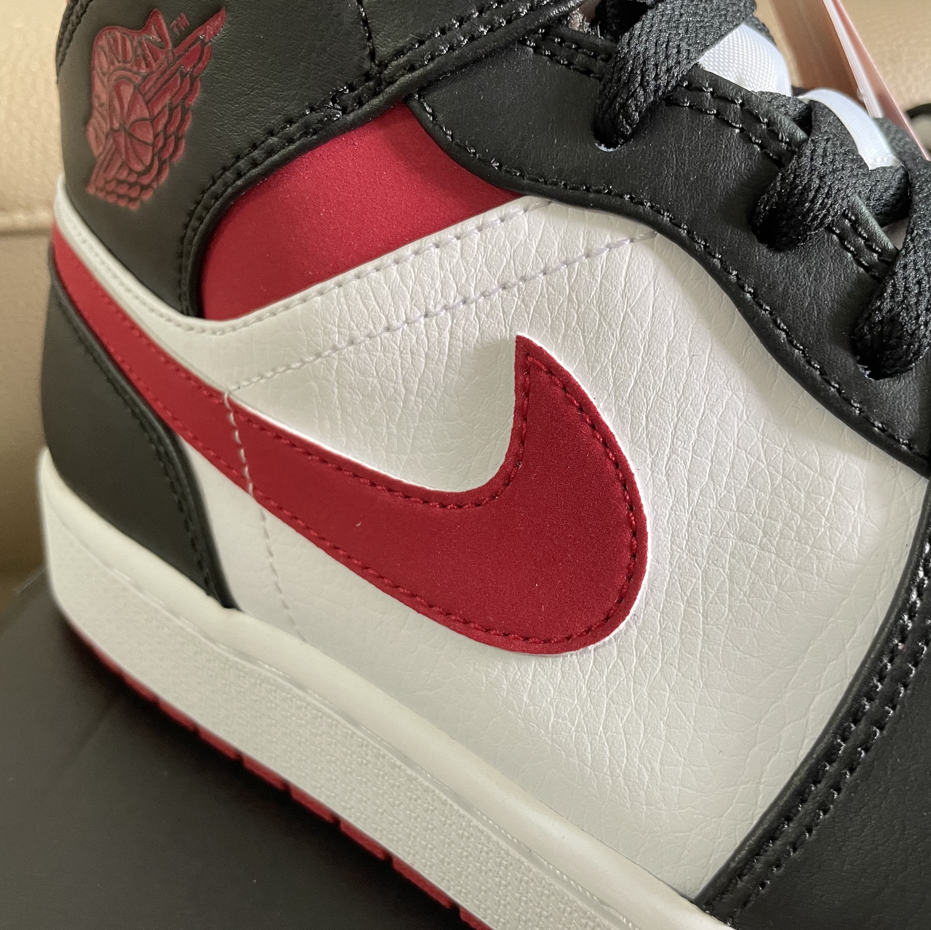 Jordan 1 Mid Gym Red Black White 착용 스타일 - 3
