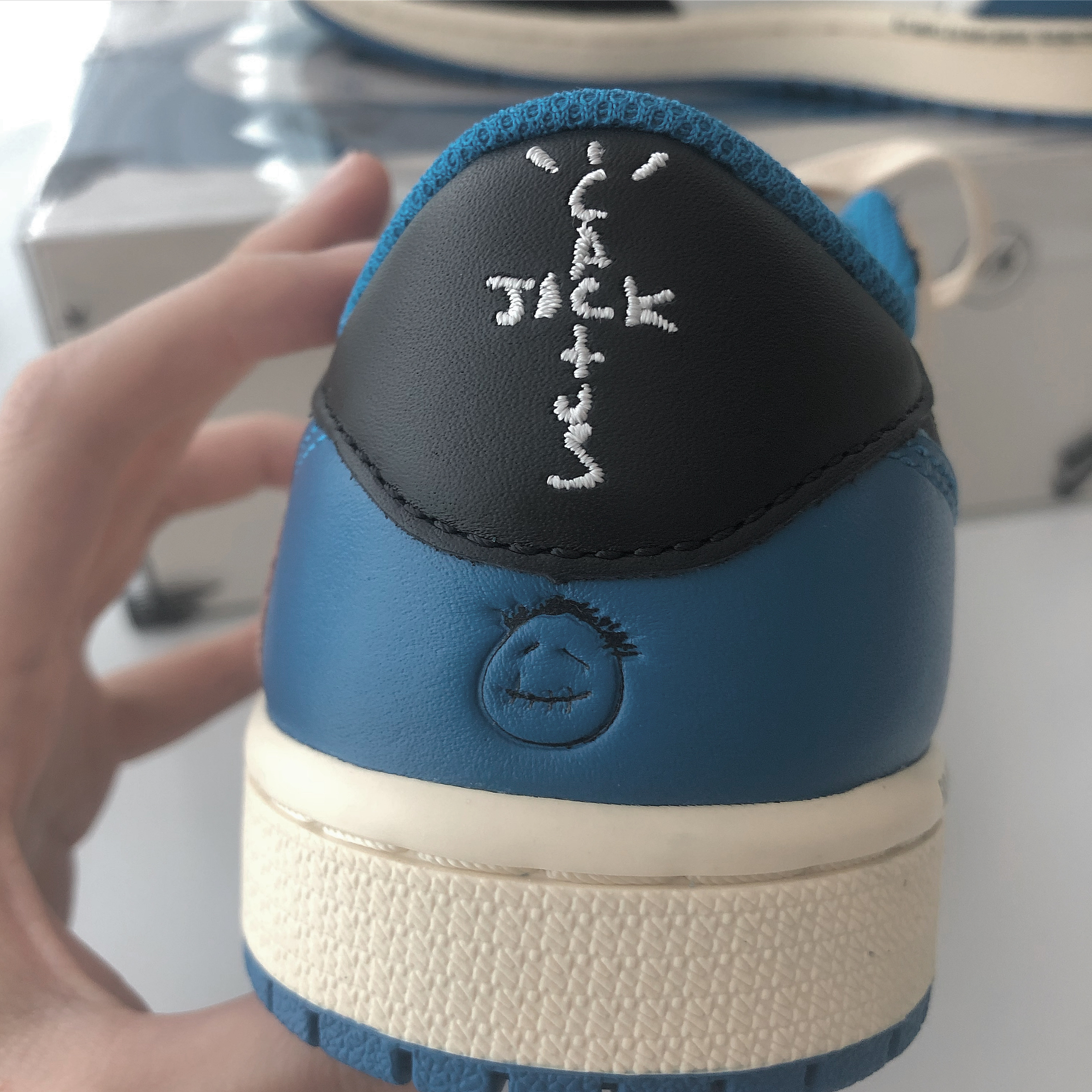 Jordan 1 x Travis Scott x Fragment Retro Low OG SP Military Blue 착용 스타일 - 2