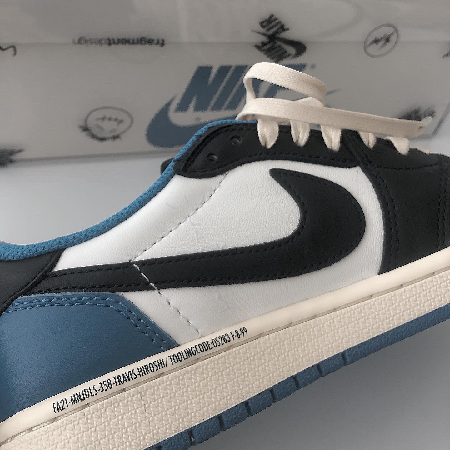 Jordan 1 x Travis Scott x Fragment Retro Low OG SP Military Blue 착용 스타일 - 3