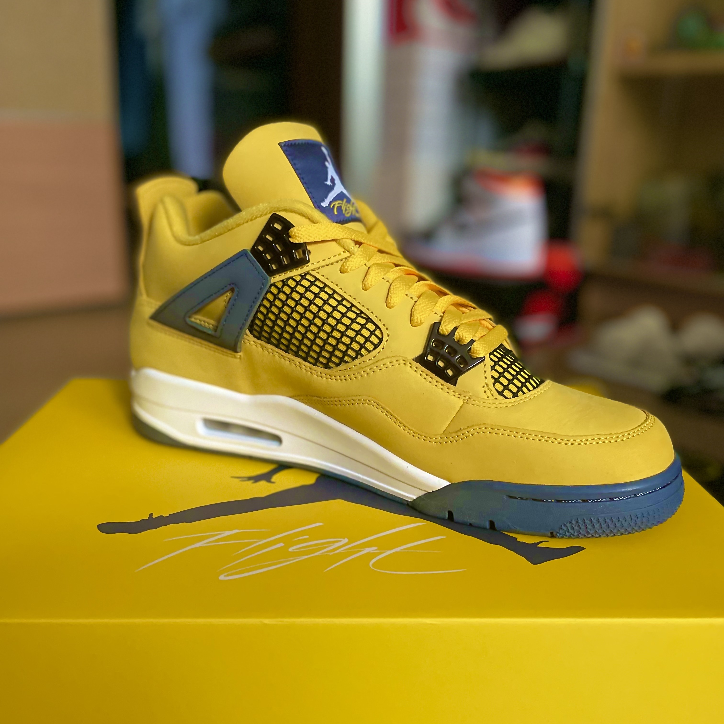 Jordan 4 Retro Tour Yellow, Jordan 1 Retro High OG Electro Orange 착용 스타일