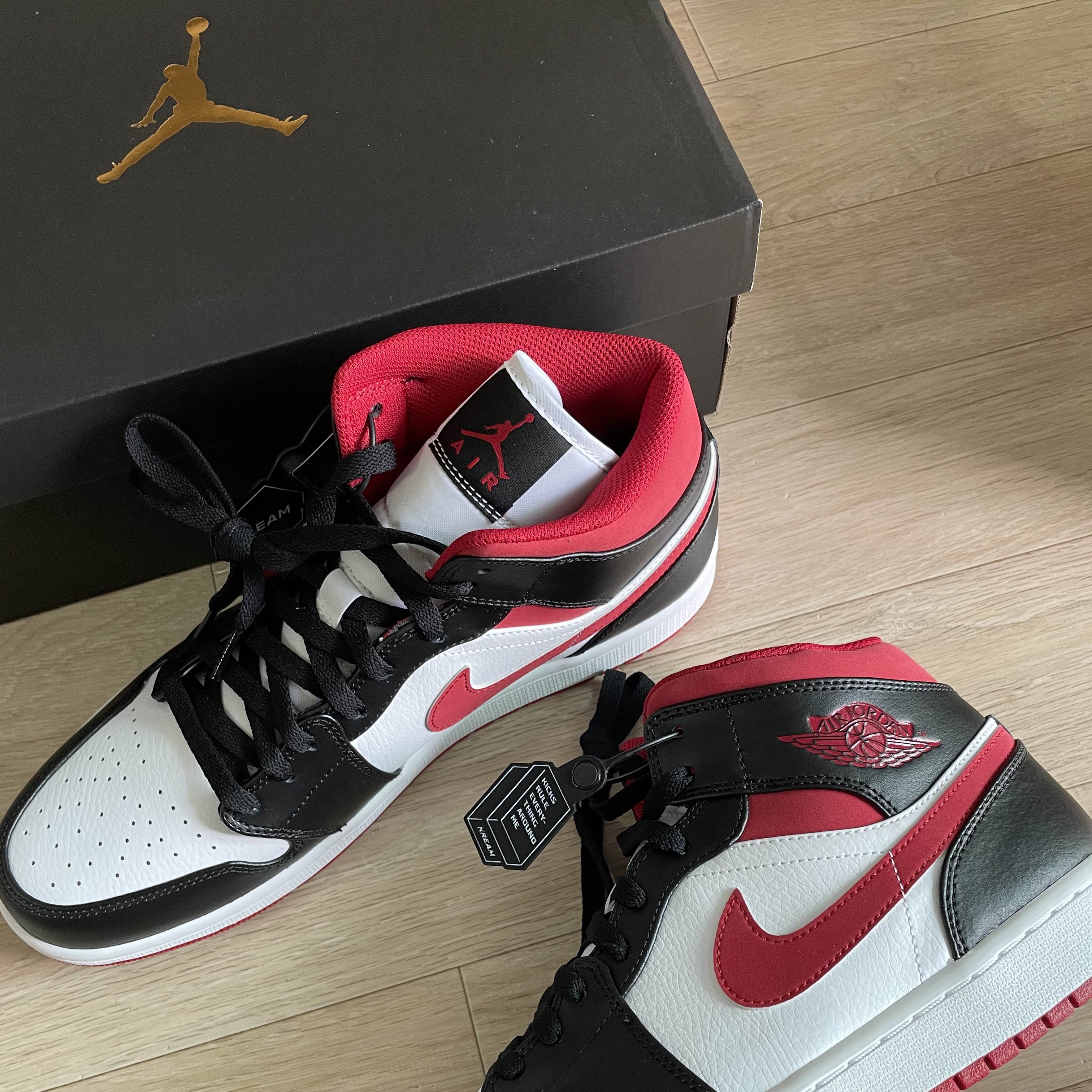 Jordan 1 Mid Gym Red Black White 착용 스타일 - 1