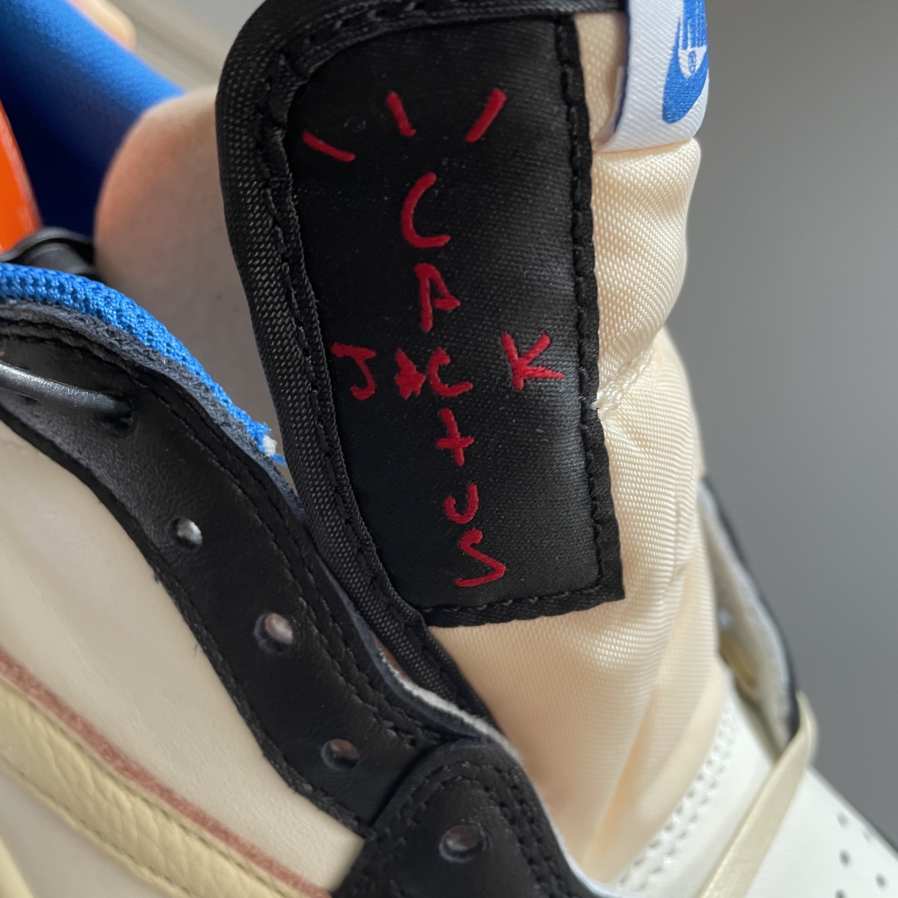 Jordan 1 x Travis Scott x Fragment Retro Low OG SP Military Blue 착용 스타일 - 3