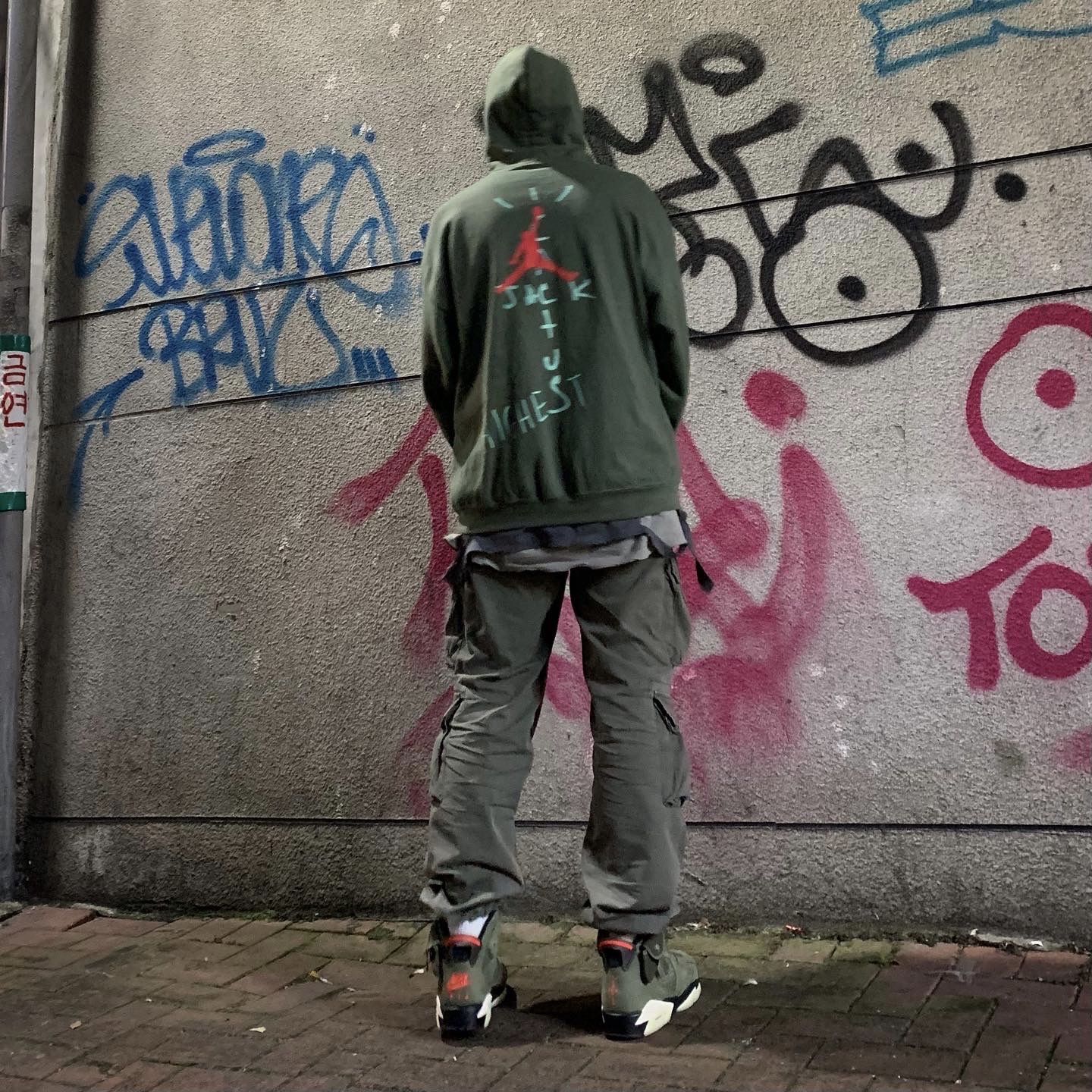 Jordan 6 x Travis Scott Retro Olive 착용 스타일