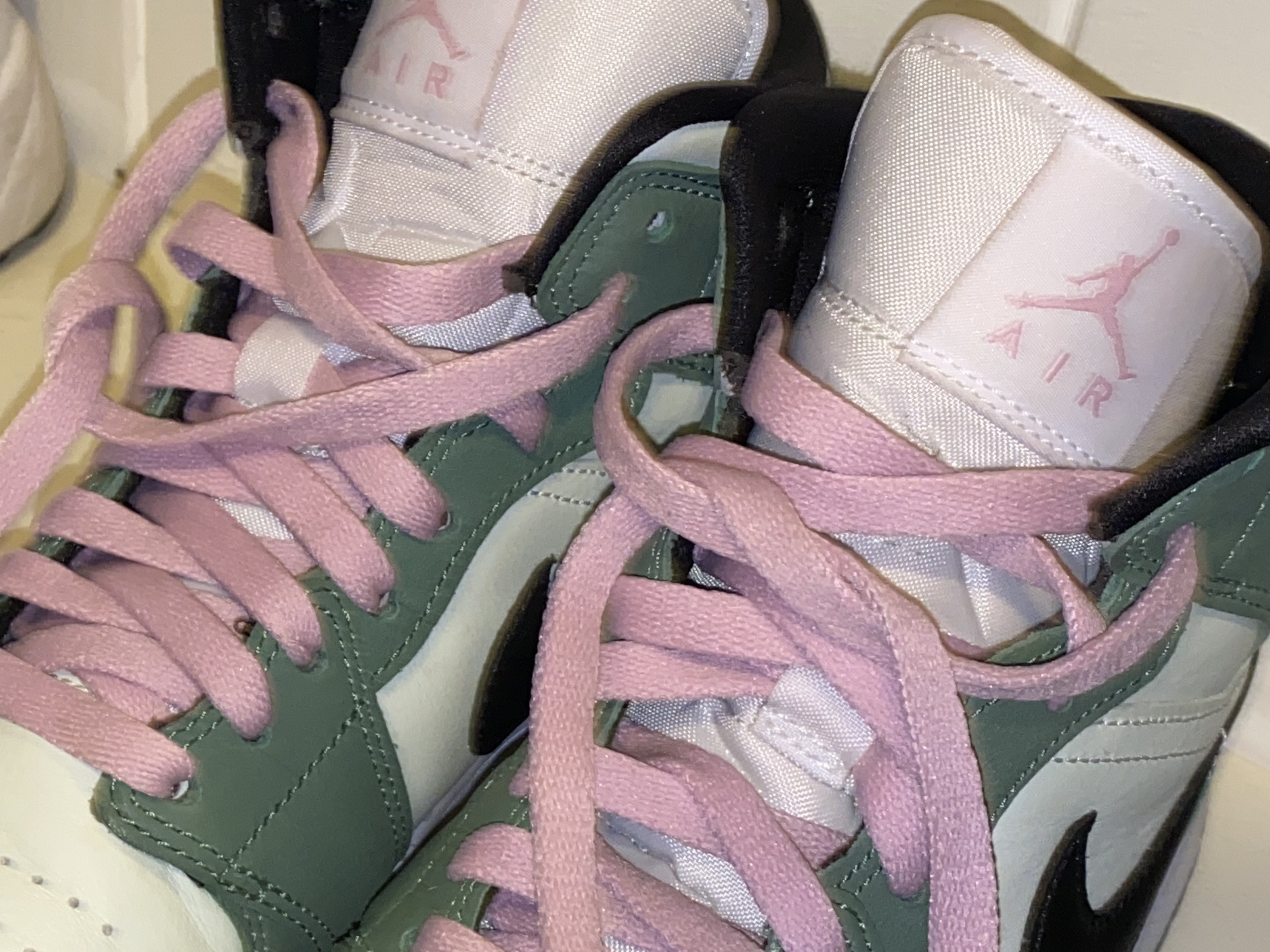 (W) Jordan 1 Mid SE Dutch Green 착용 스타일 - 2
