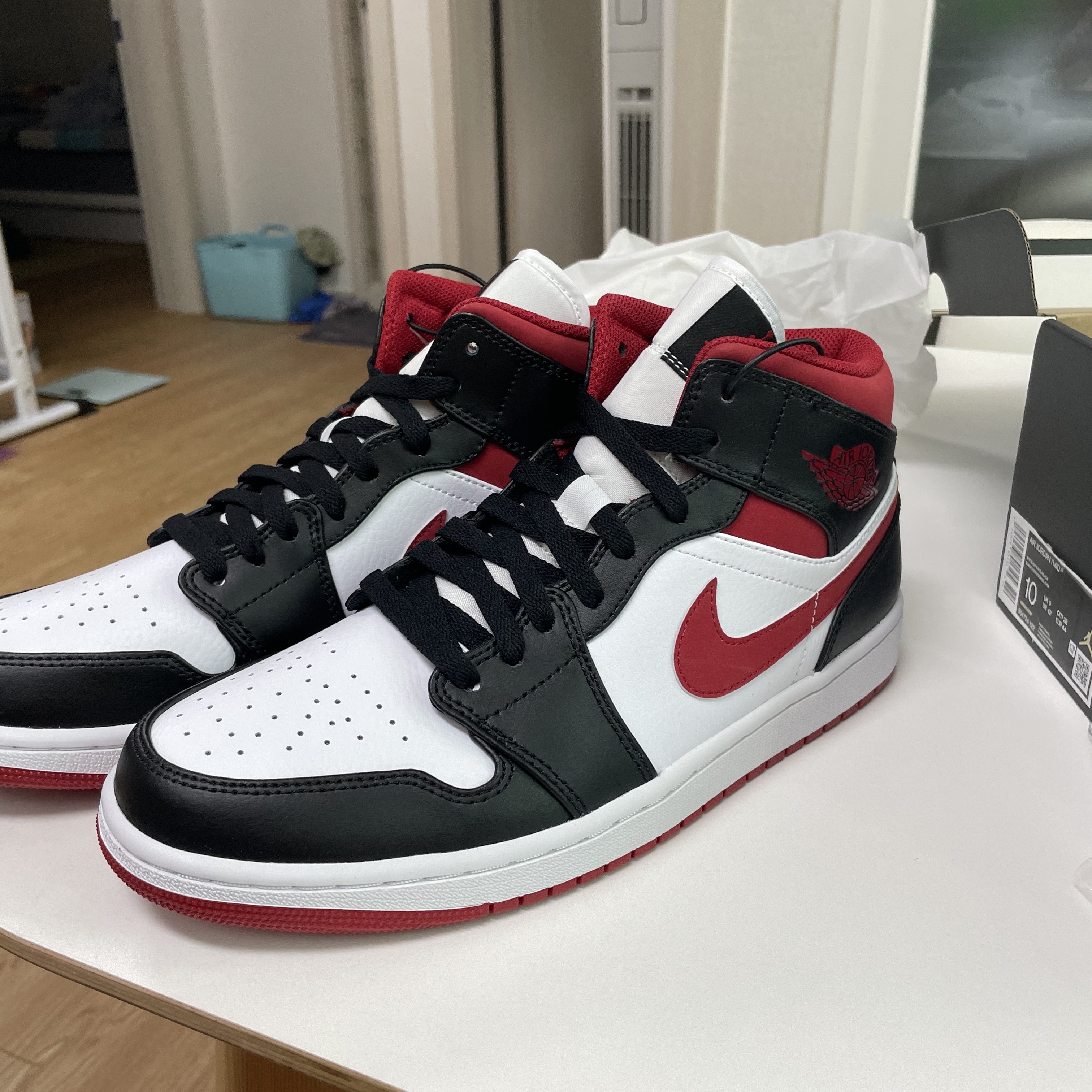 Jordan 1 Mid Gym Red Black White 착용 스타일 - 2