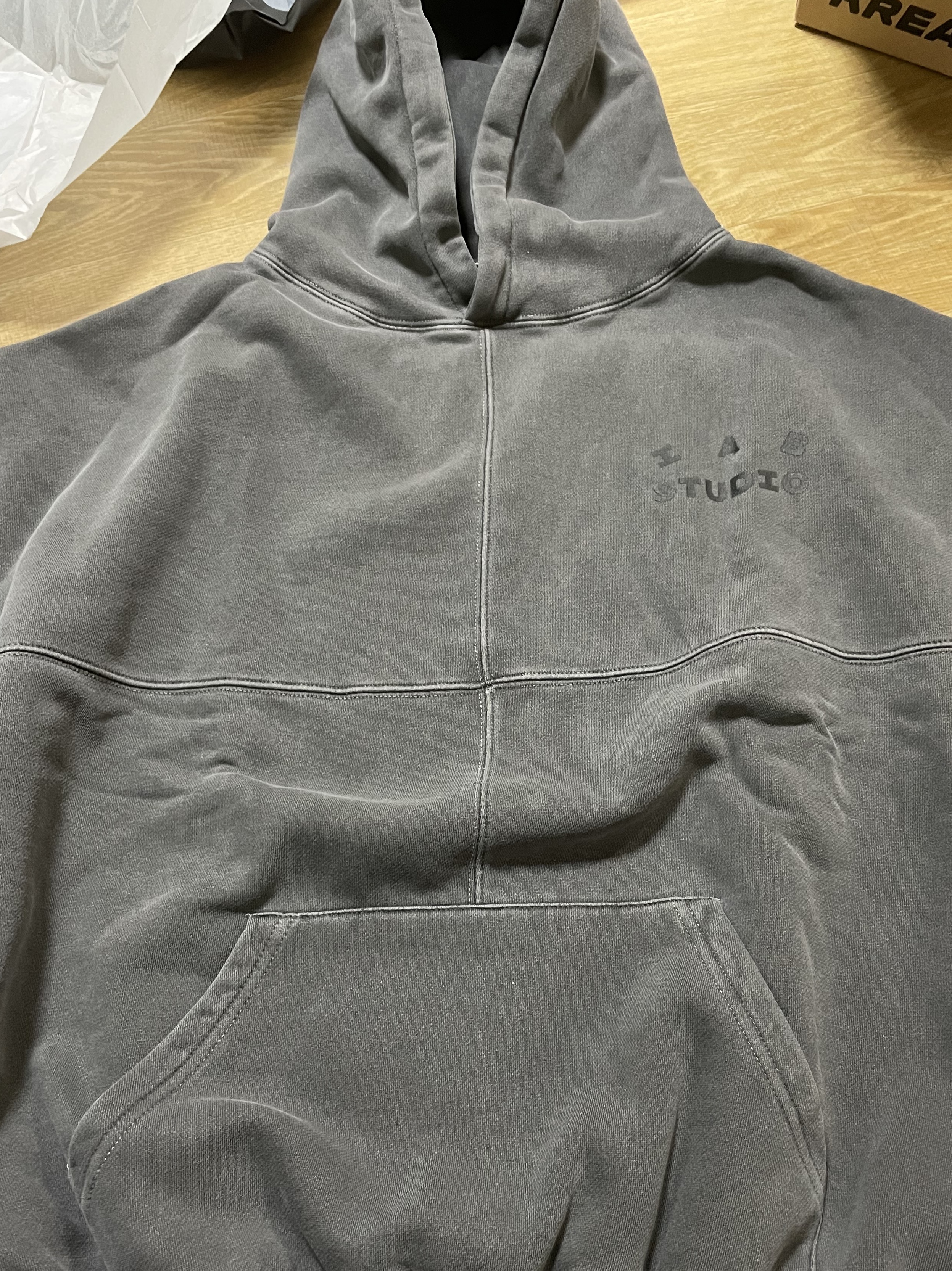 IAB Studio Blocked Pigment Hoodie Black 착용 스타일 - 1