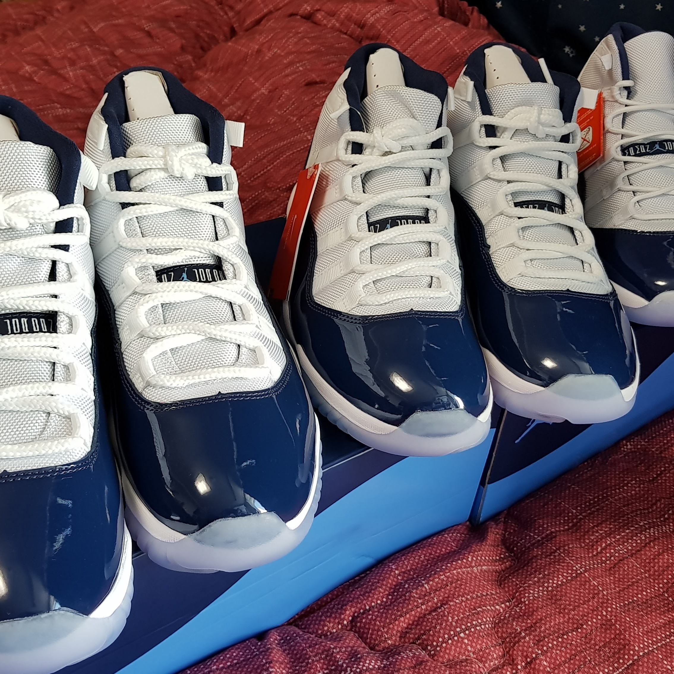 Nike x Sacai VaporWaffle Sesame and Blue Void, Jordan 11 Retro Win Like 82 UNC 착용 스타일 - 2