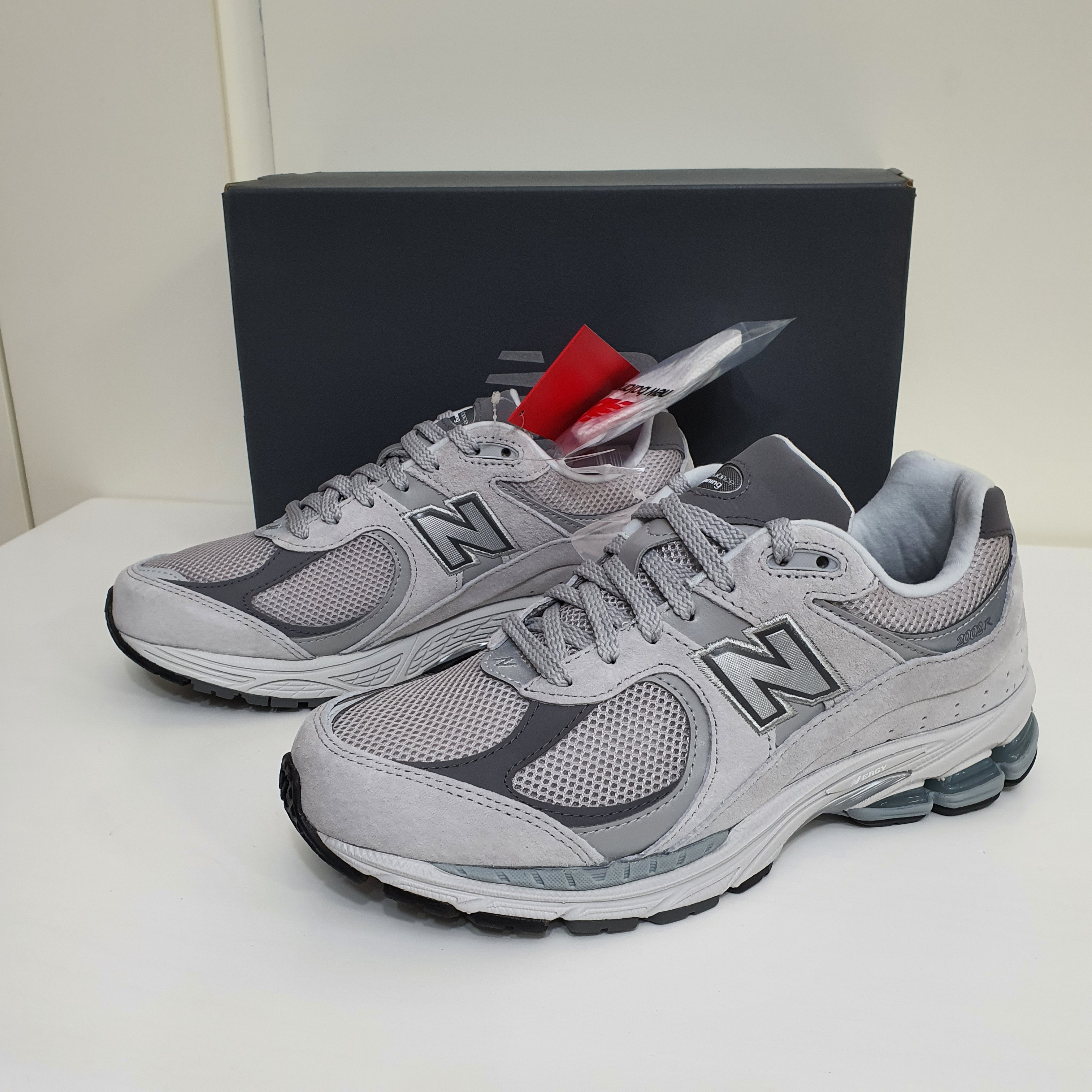 New Balance 2002R T2 Gray 착용 스타일 - 1