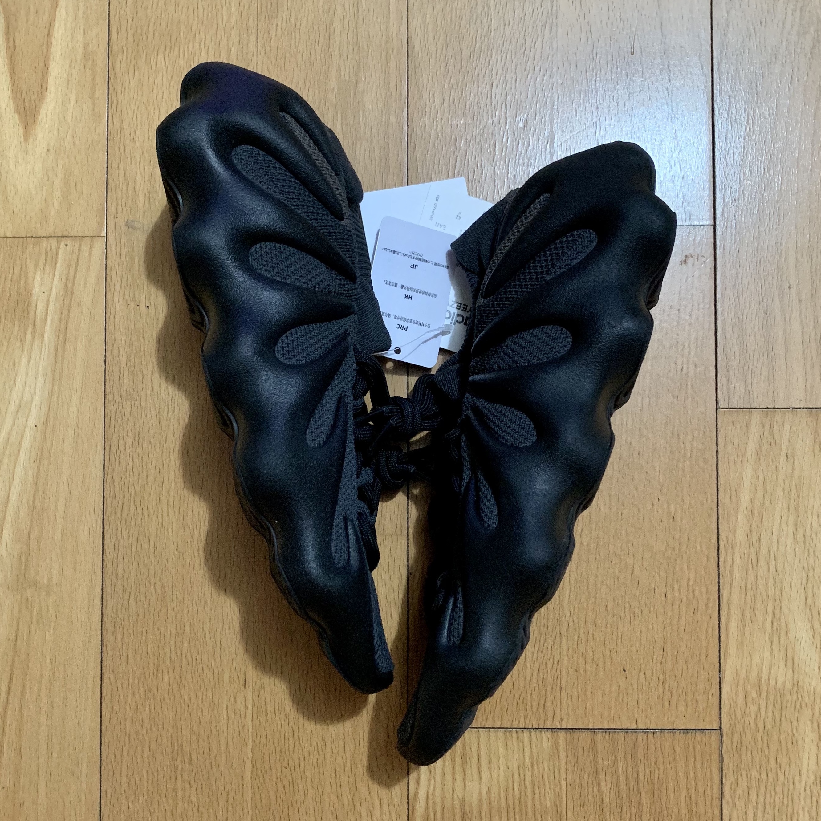 Adidas Yeezy 450 Dark Slate 착용 스타일